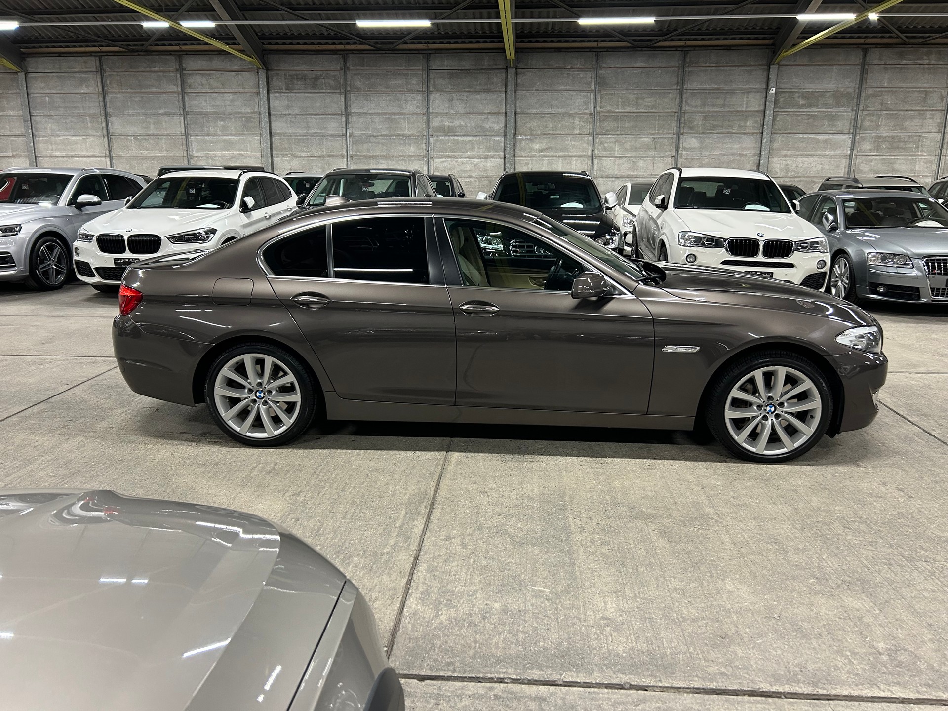 BMW 528i xDrive Steptronic-showroom-element-2