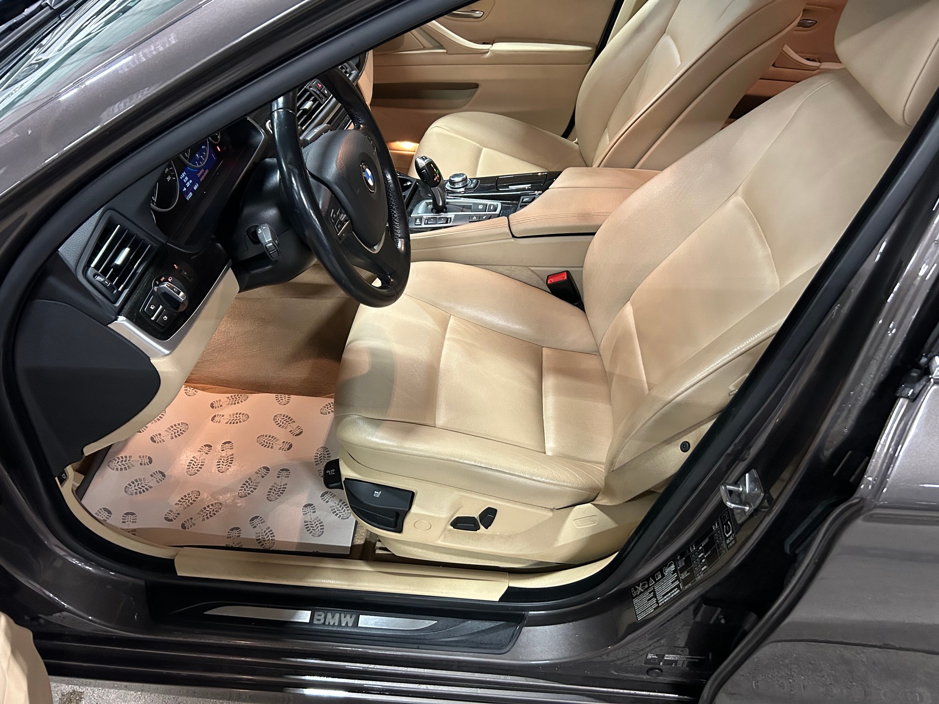 BMW 528i xDrive Steptronic-image-10