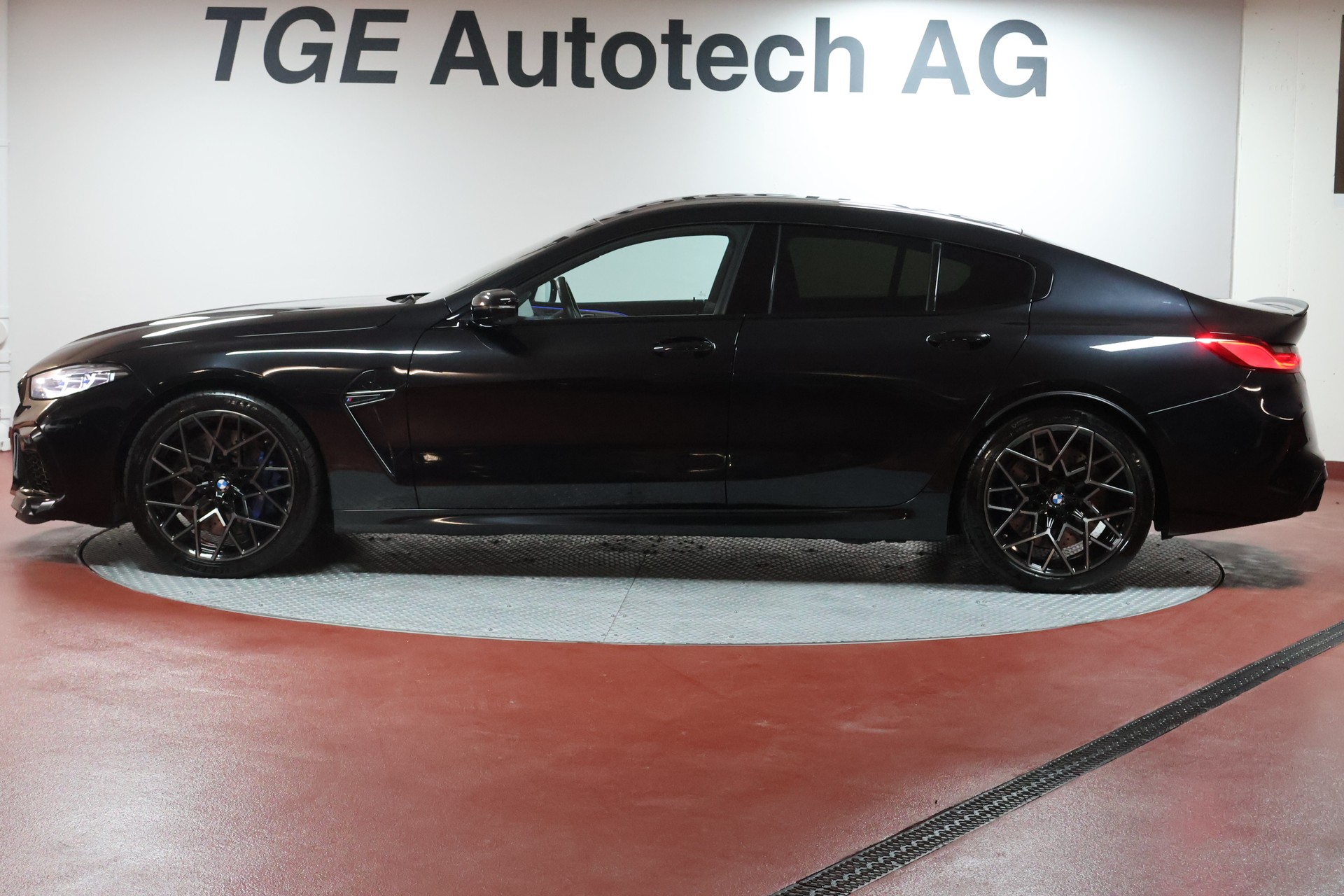 BMW M8 xDrive M Competition Steptronic-showroom-element-3