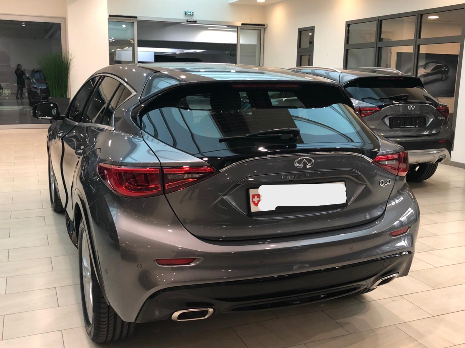 INFINITI Q30 1.6t Luxe Tech FWD DCT-image-3