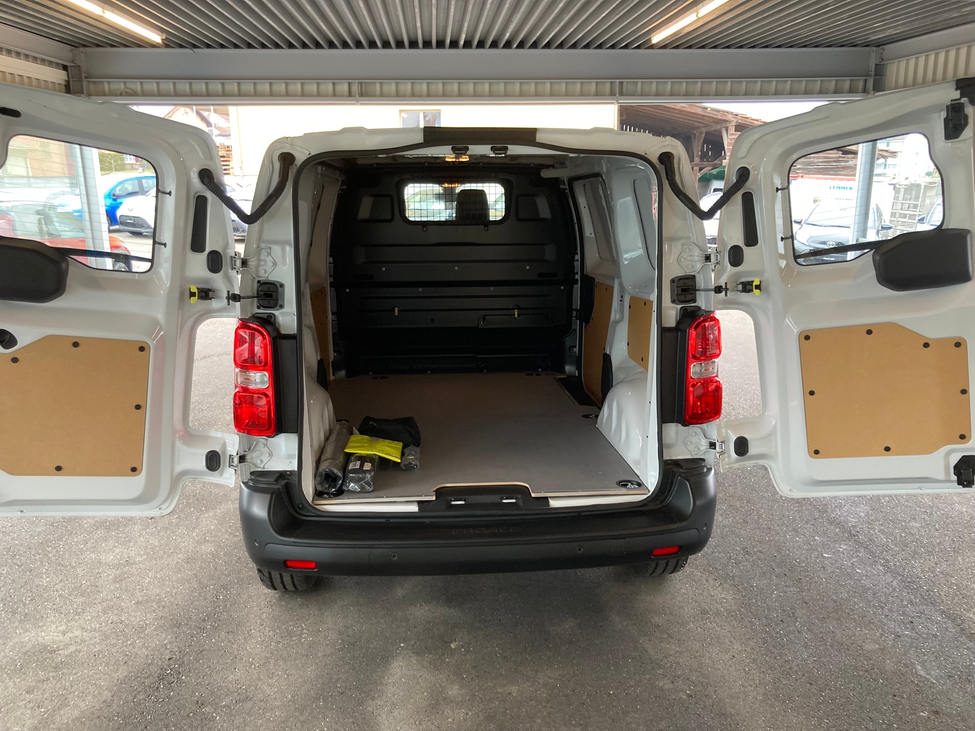 TOYOTA Proace 2.0D Panel Van Medium Advanced-image-6