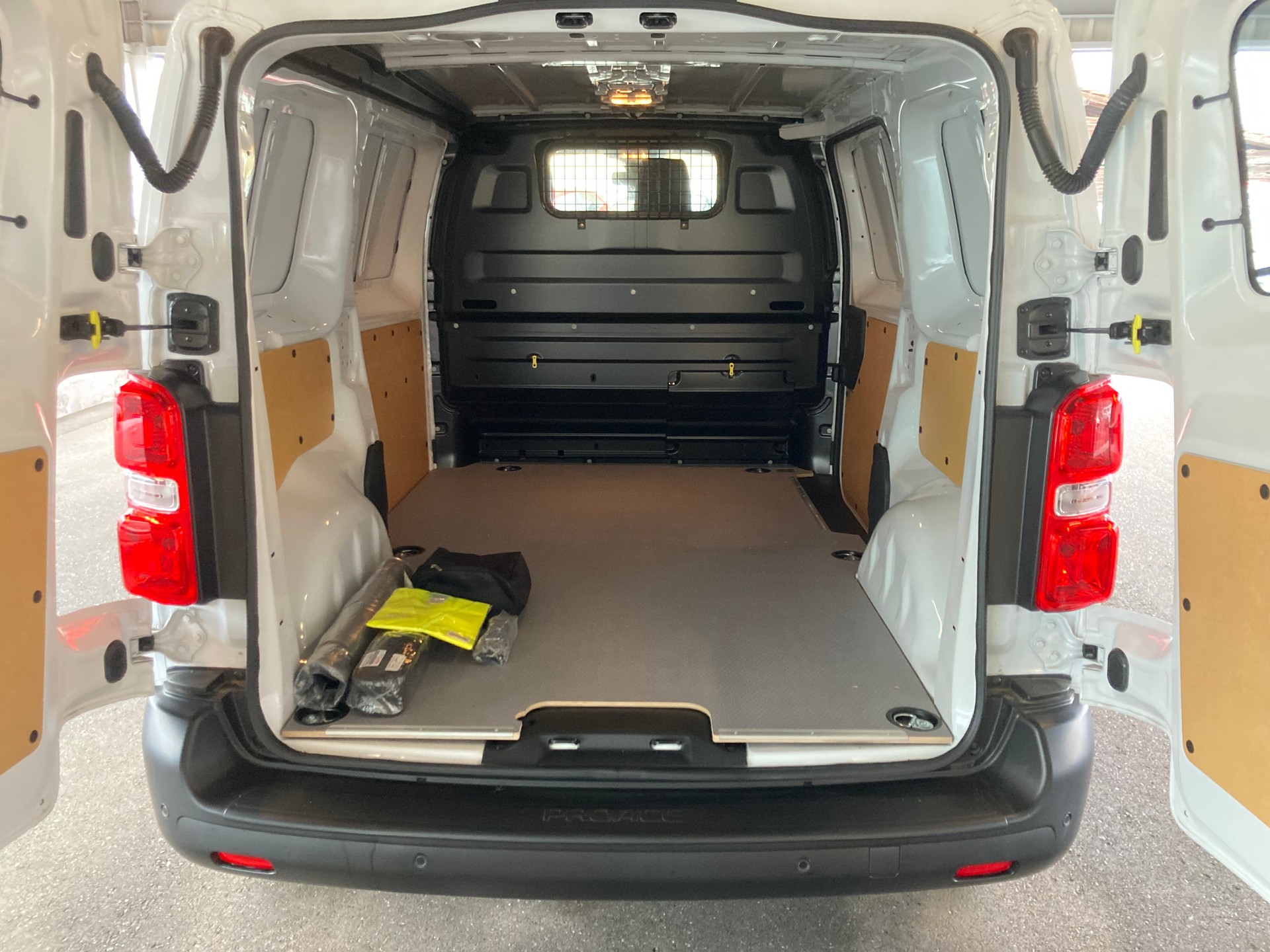 TOYOTA Proace 2.0D Panel Van Medium Advanced-image-7