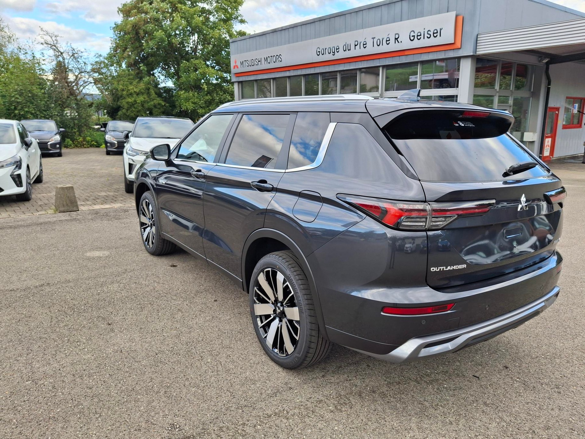 MITSUBISHI Outlander 2.4 PHEV Intense 4WD Automatic-image-4