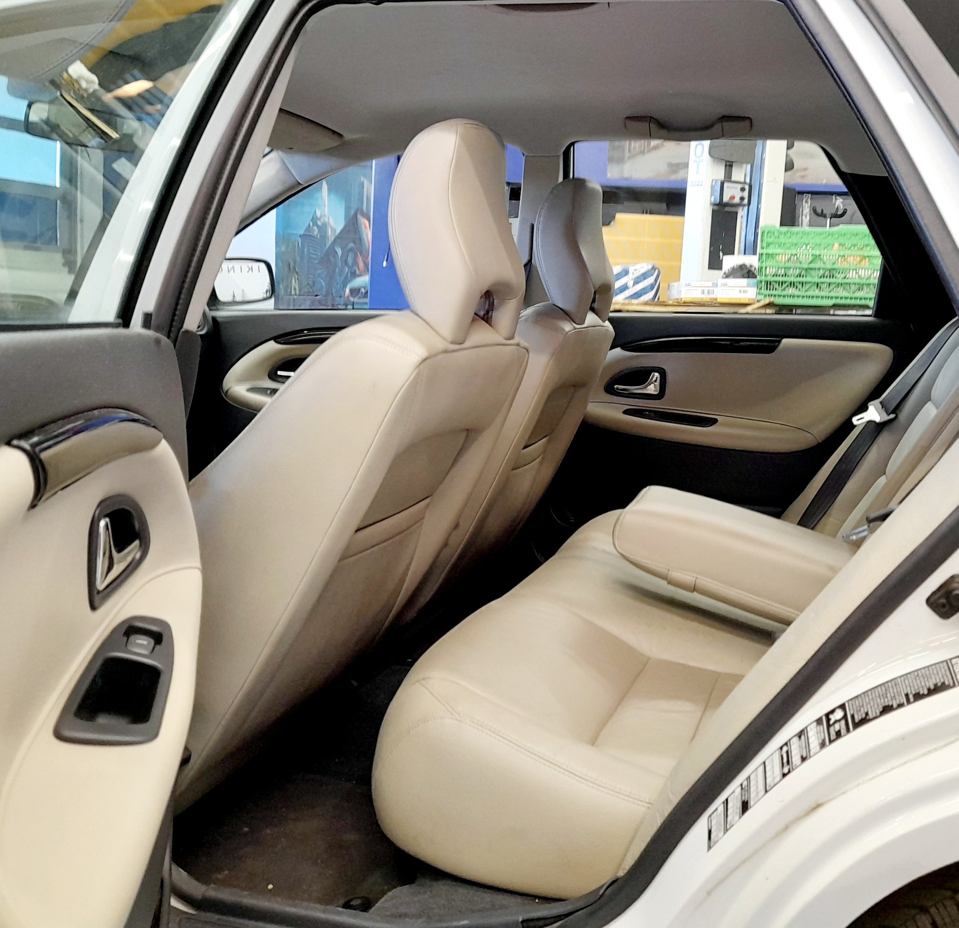 VOLVO V40 2.0T Elegance Edition-image-6
