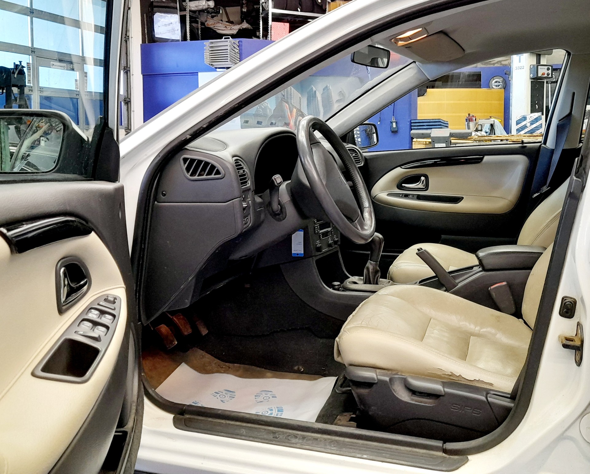 VOLVO V40 2.0T Elegance Edition-image-5