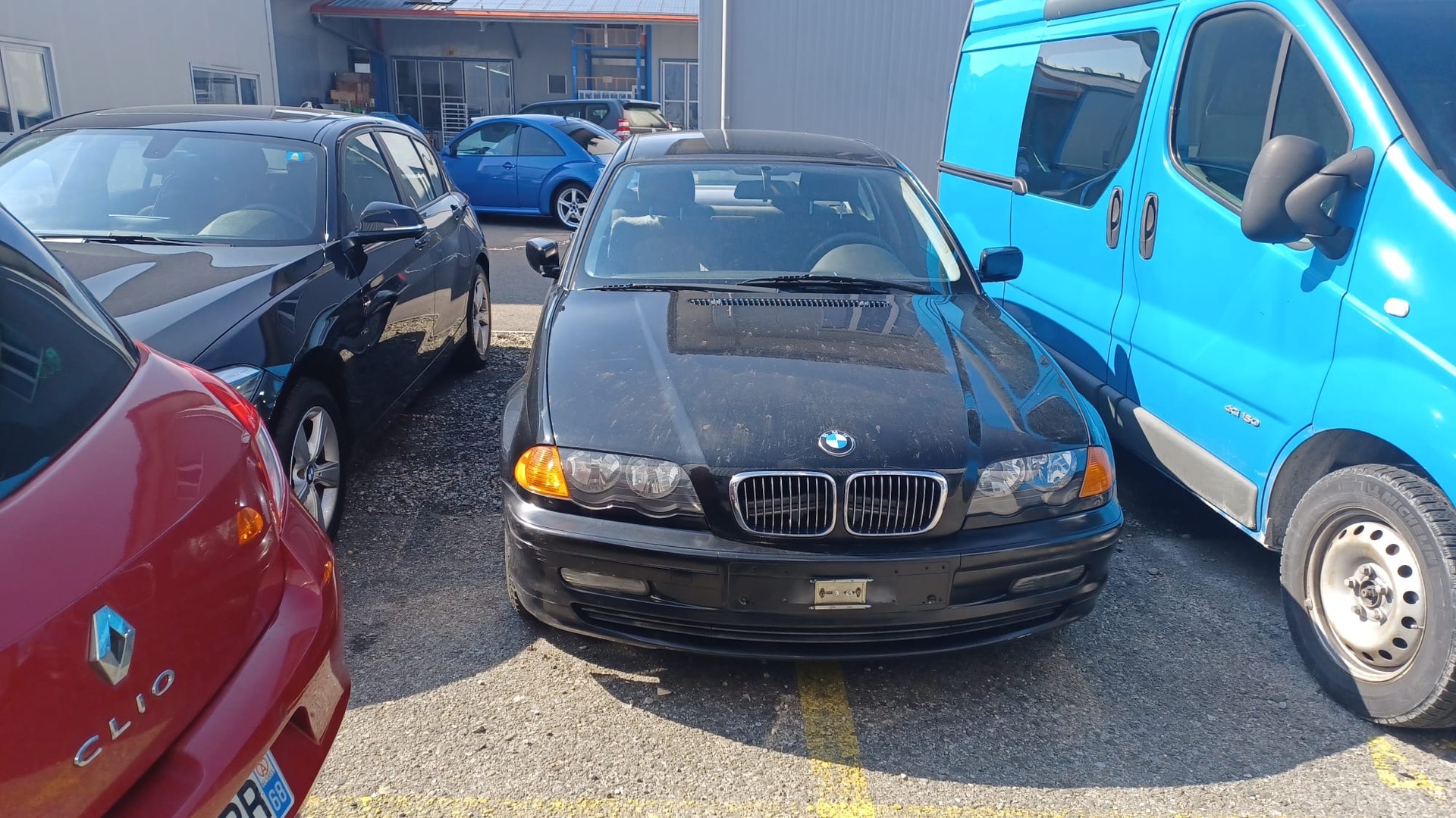 BMW 323i-image-4