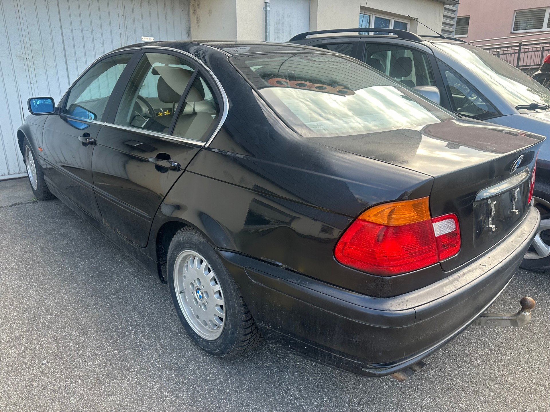 BMW 323i-showroom-element-1