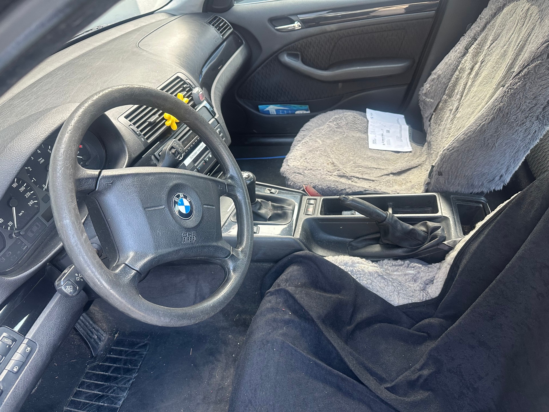 BMW 323i-showroom-element-3