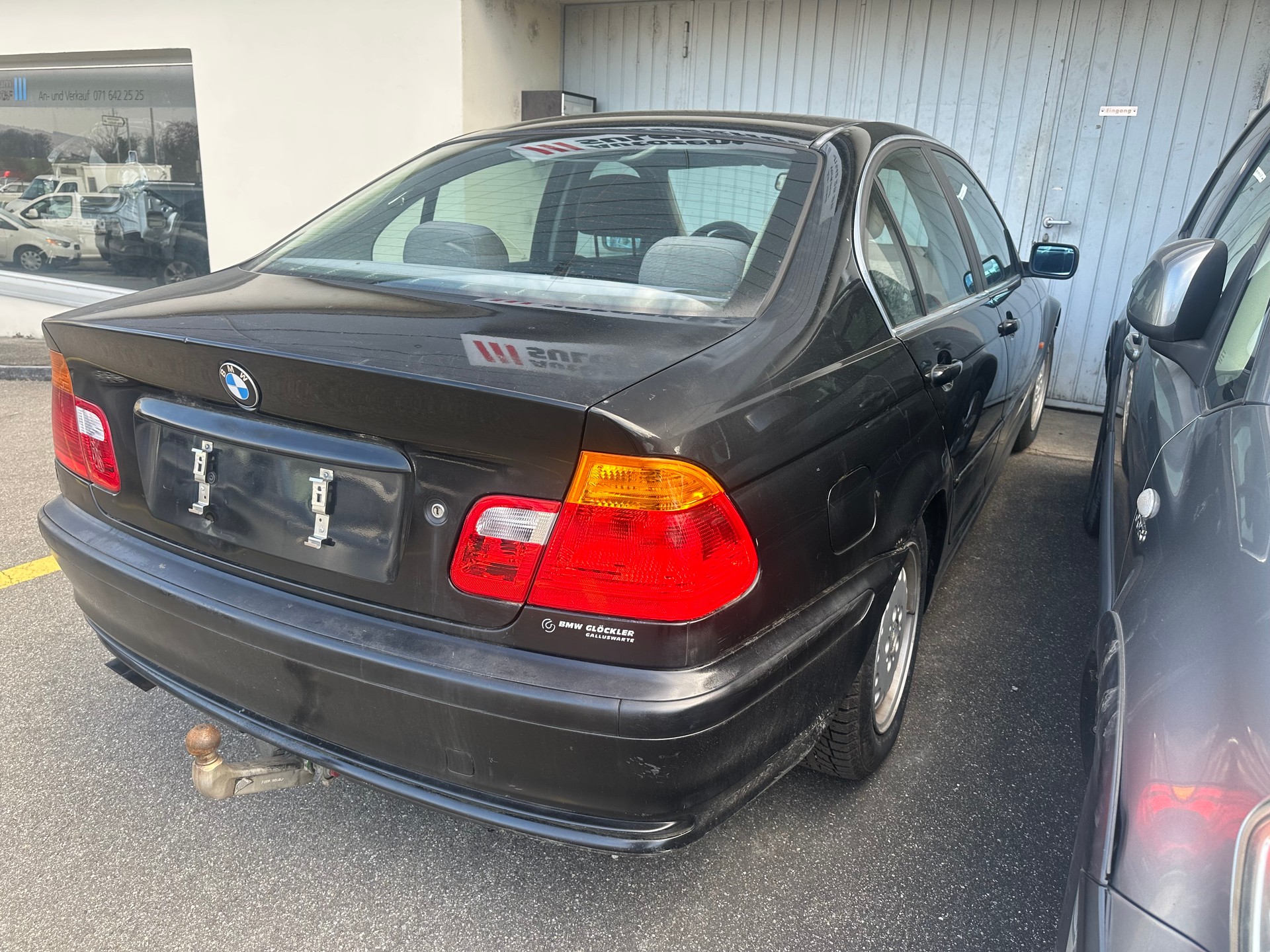 BMW 323i-showroom-element-2