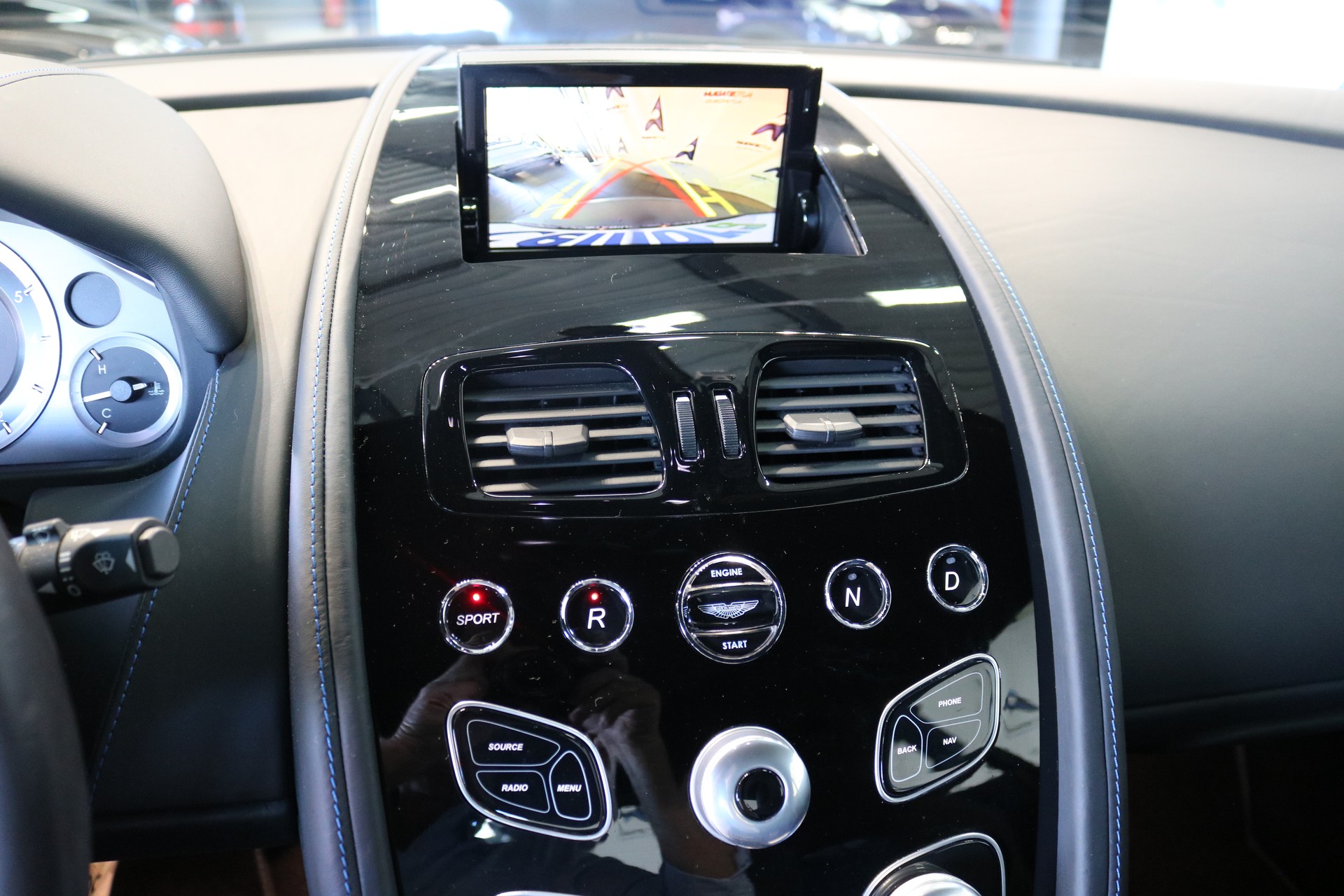 ASTON MARTIN V8 Vantage 4.7 S Sportshift-image-4