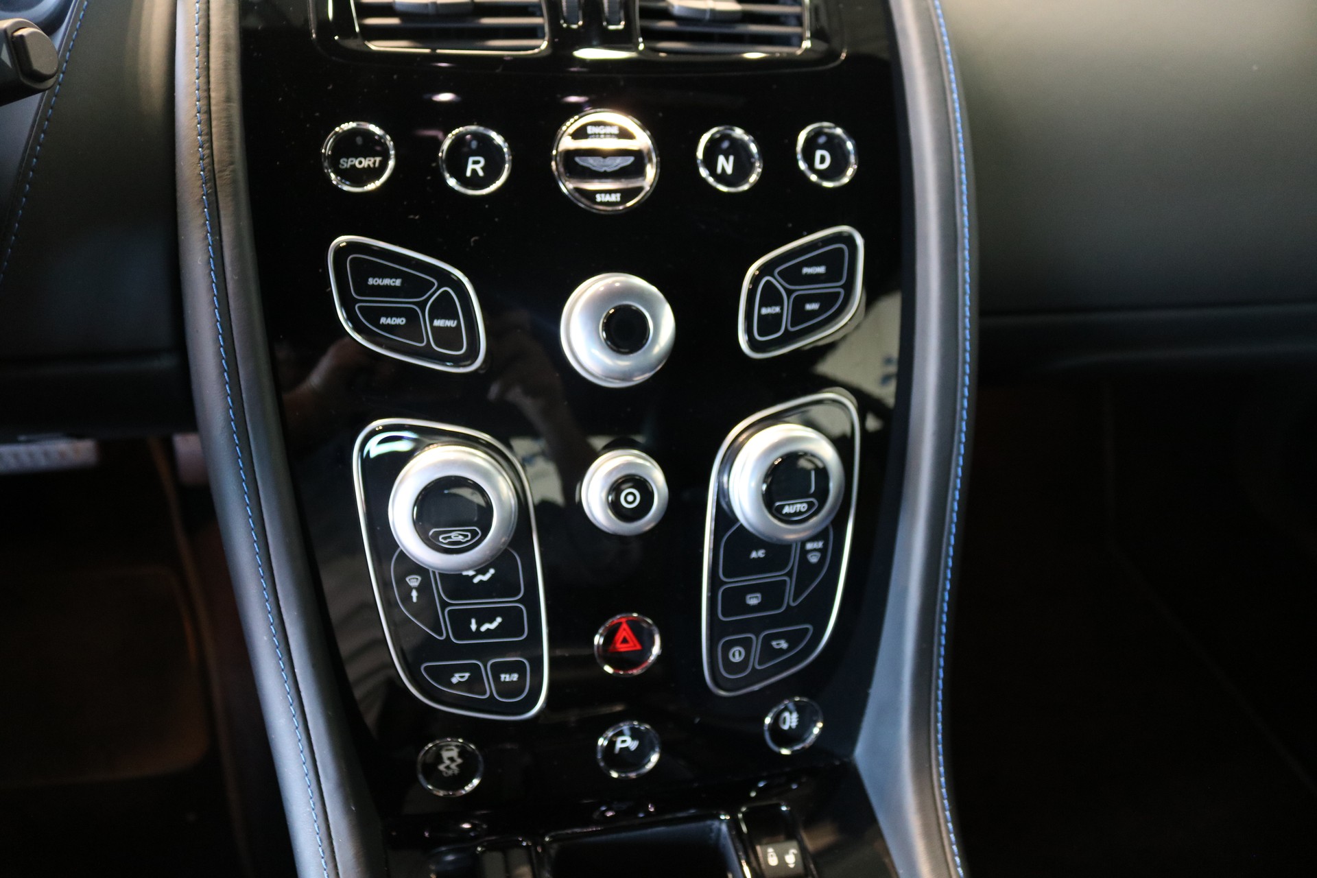 ASTON MARTIN V8 Vantage 4.7 S Sportshift-image-38