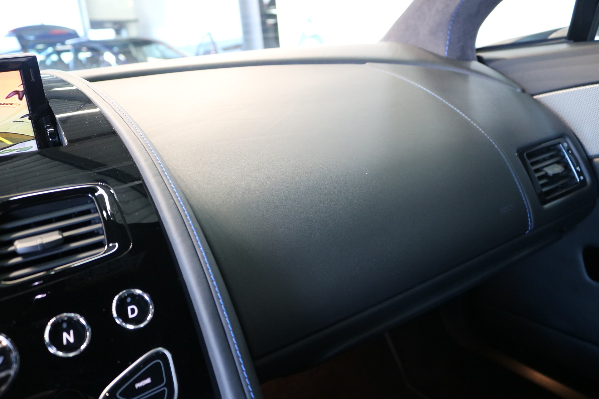 ASTON MARTIN V8 Vantage 4.7 S Sportshift-image-41