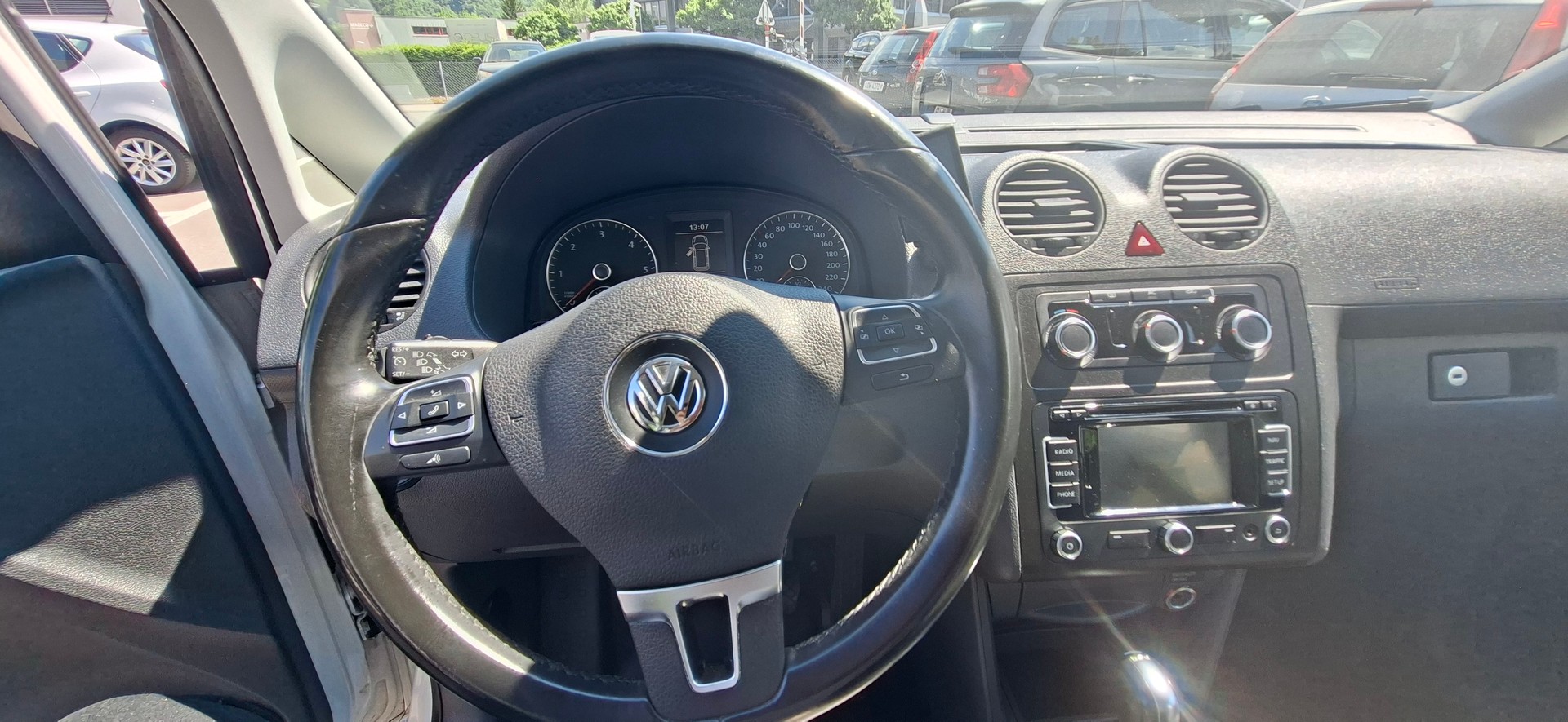 VW Caddy Maxi 2.0 TDI DSG-image-8