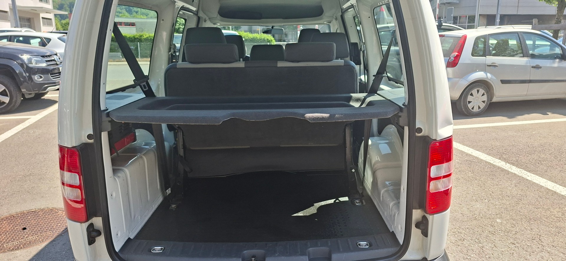 VW Caddy Maxi 2.0 TDI DSG-image-12