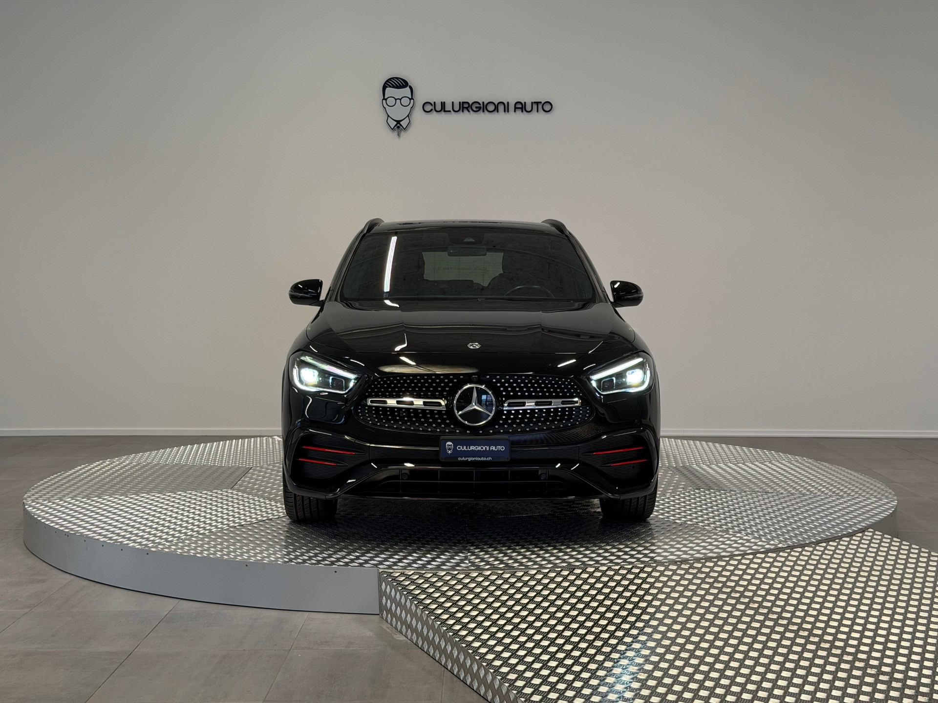 MERCEDES-BENZ GLA 200 Edition 1. 7G-DCT-showroom-element-1