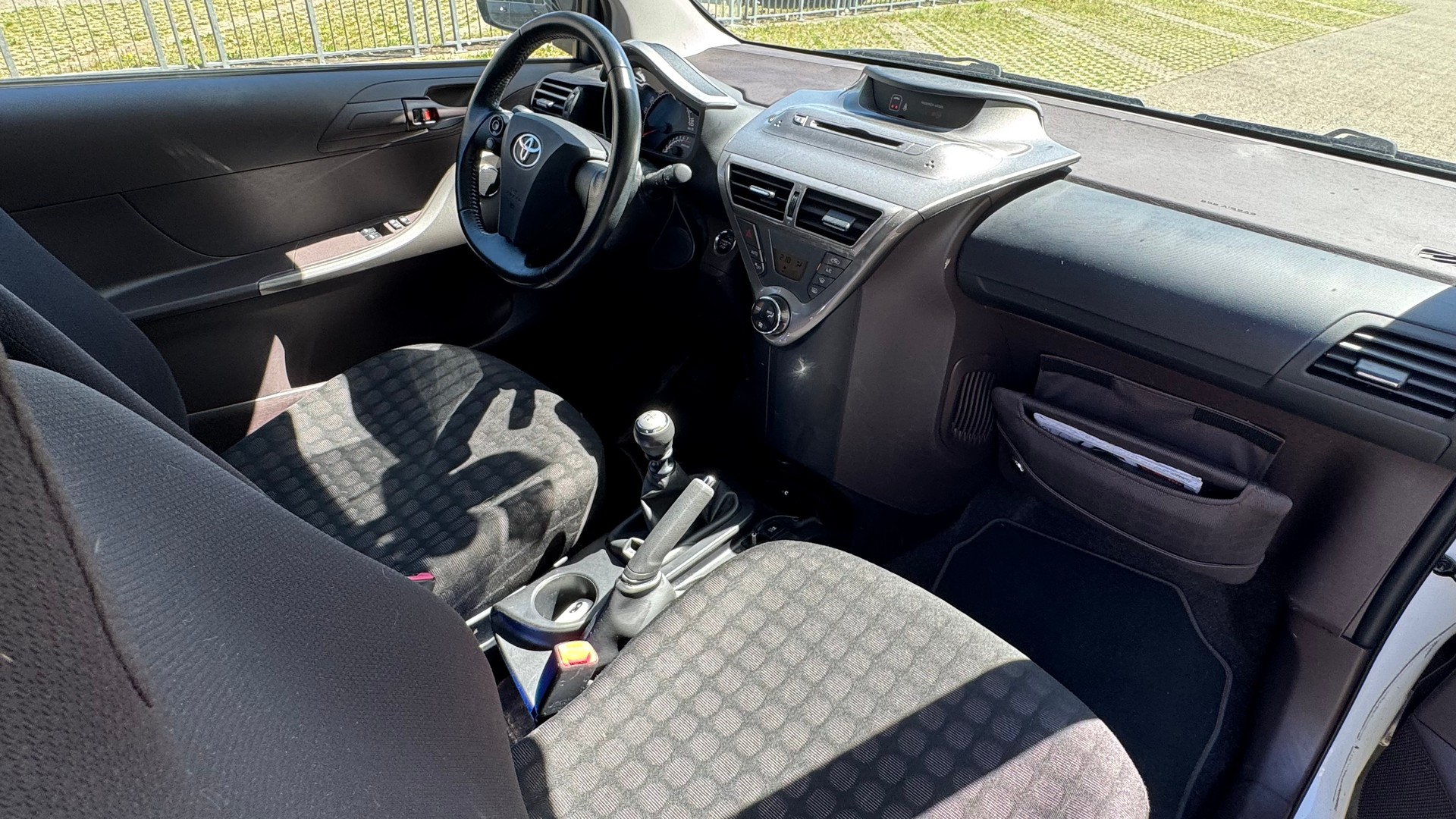 TOYOTA iQ2 1.0 VVT-i-image-6