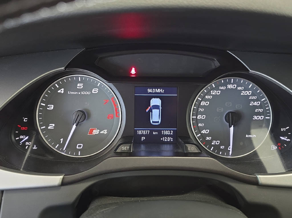 AUDI S4 Avant 3.0 V6 TFSI quattro S-Tronic-image-9