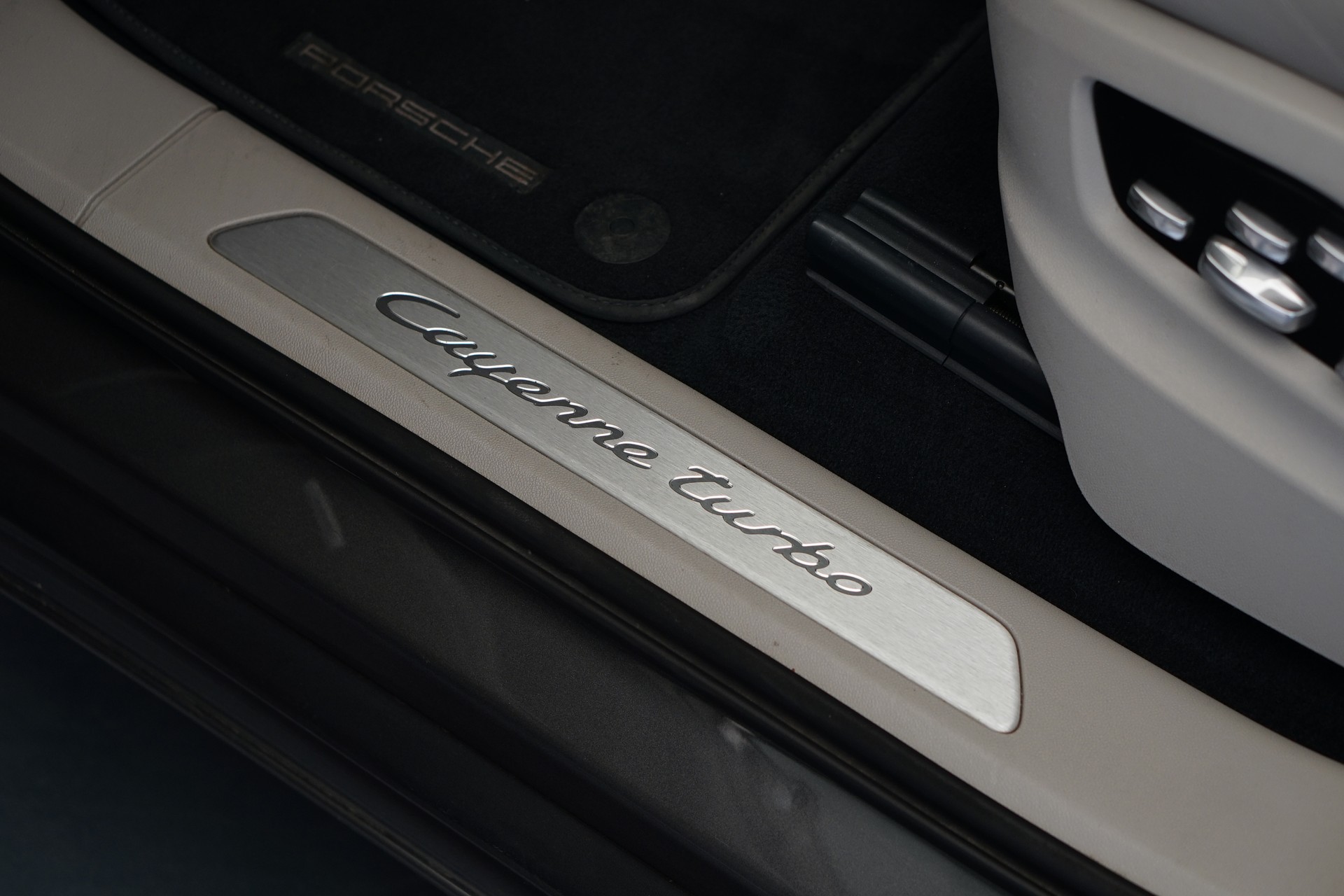 PORSCHE Cayenne Turbo *CH-Fahrzeug*-image-27