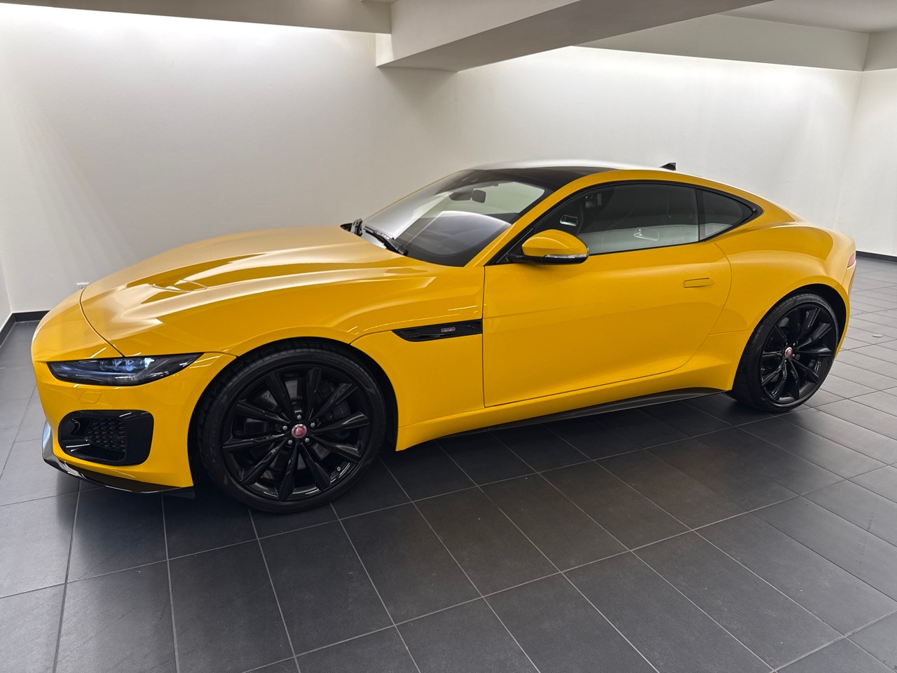 JAGUAR F-Type 5.0 V8 R75 AWD-image-18