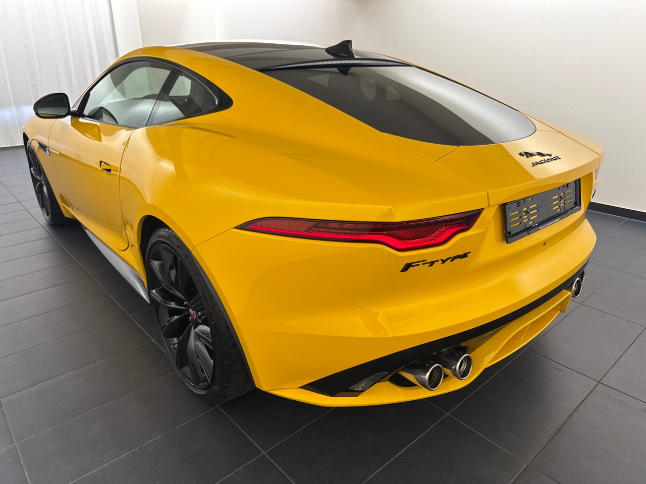 JAGUAR F-Type 5.0 V8 R75 AWD-showroom-element-1