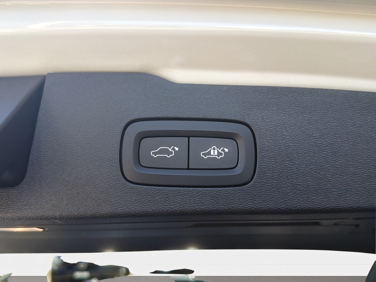 VOLVO V60 2.0 T6 TE Ultimate Dark eAWD-image-19