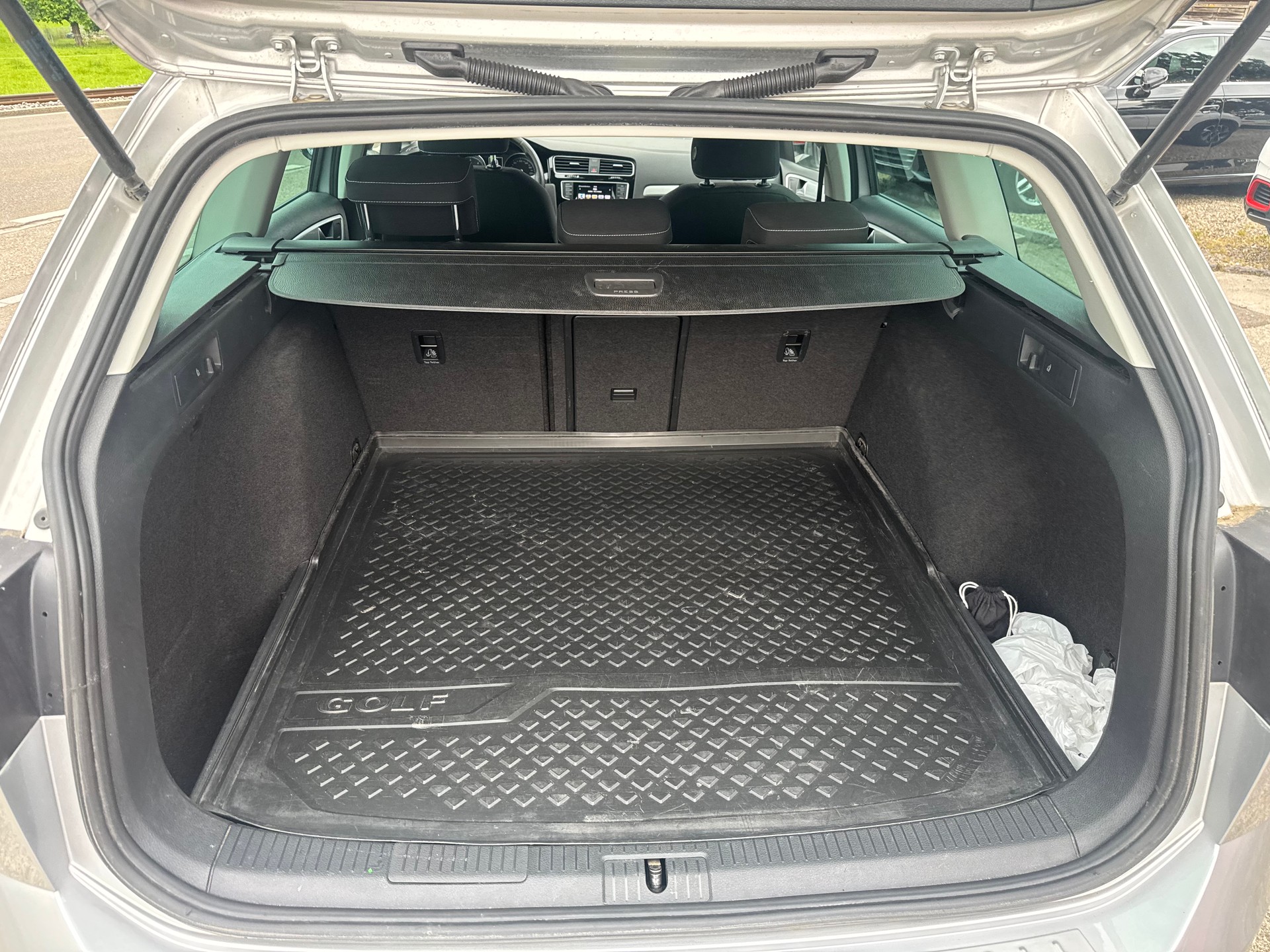 VW Golf Variant 2.0 TDI Cup 4Motion-image-14