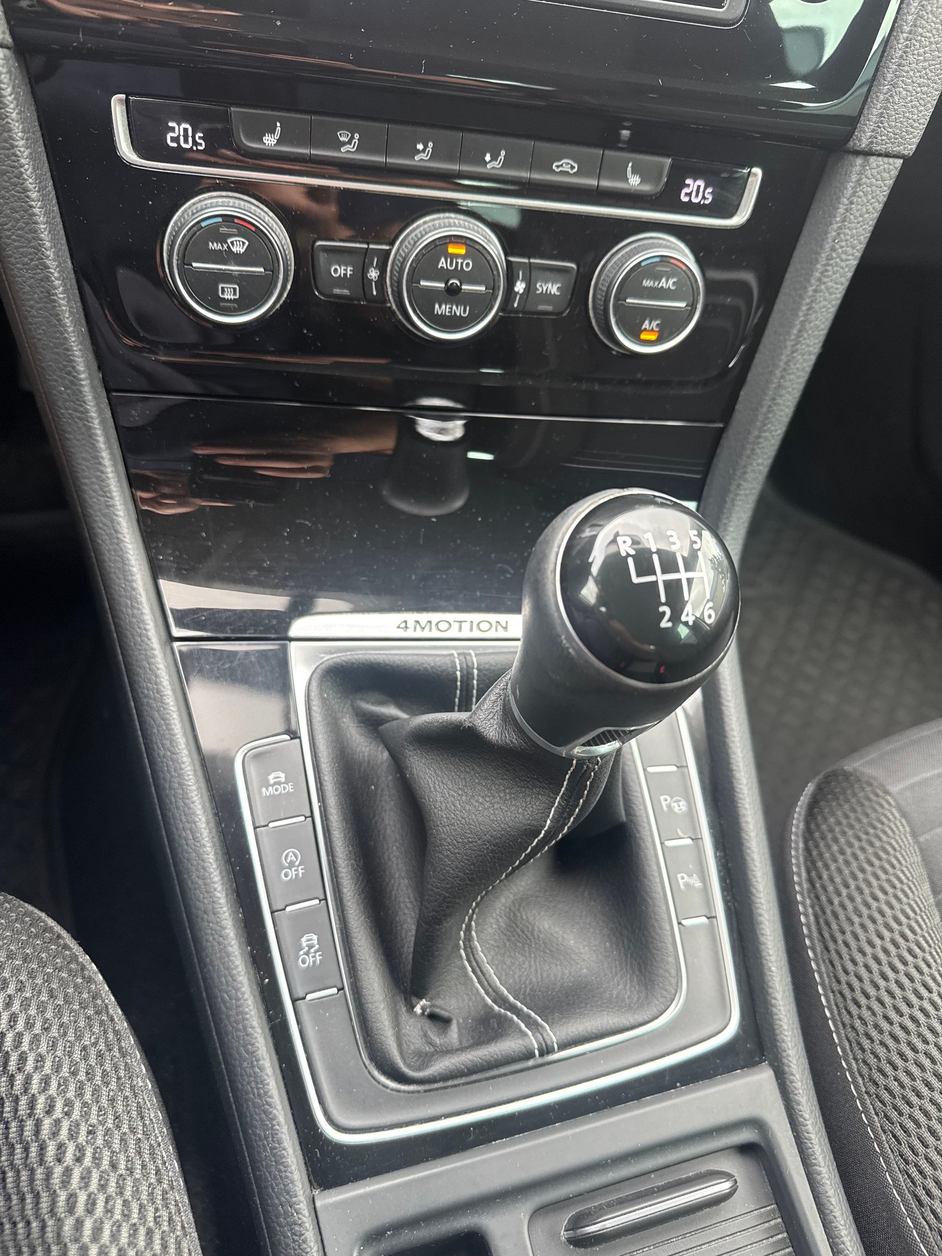 VW Golf Variant 2.0 TDI Cup 4Motion-image-11