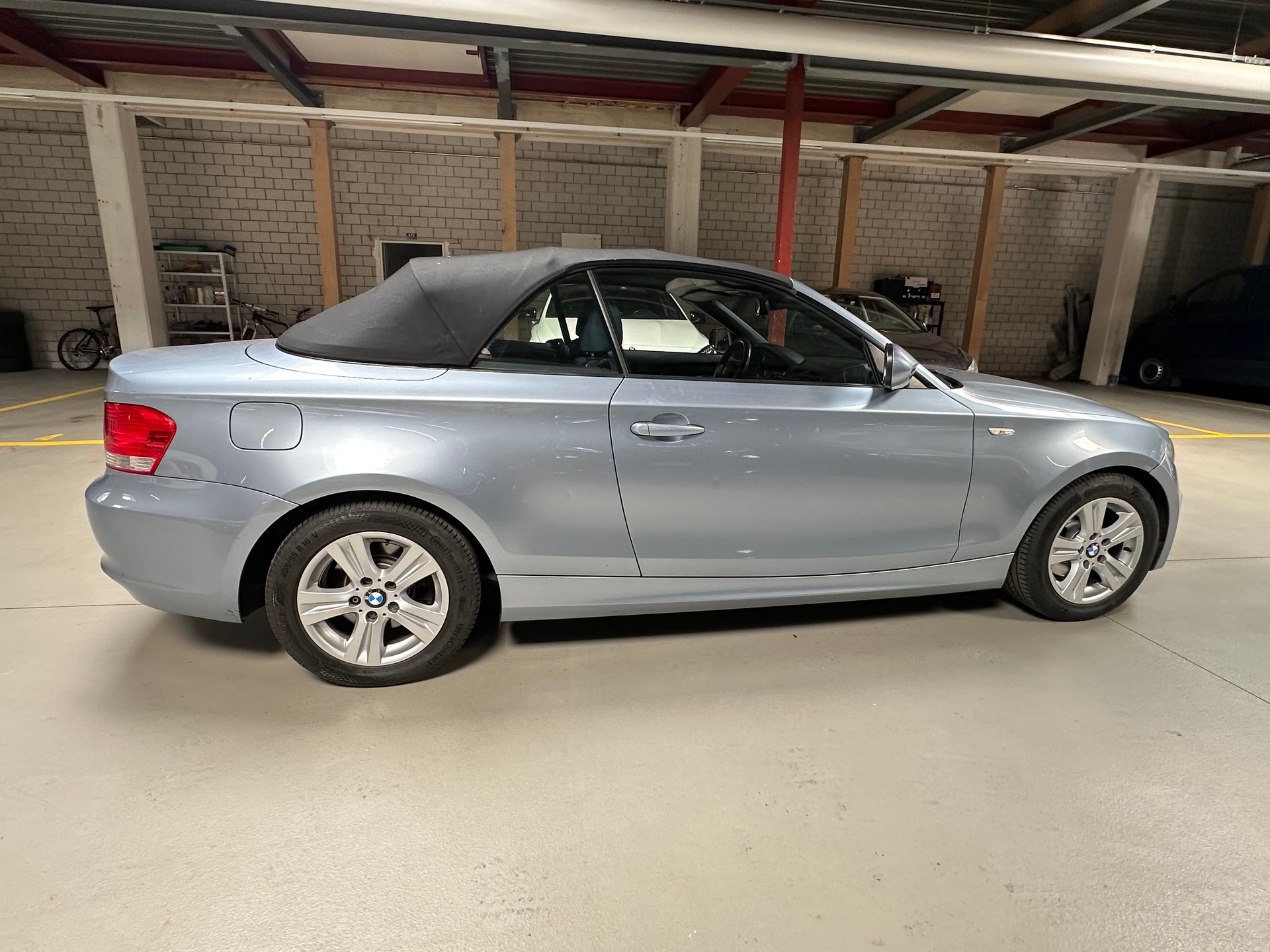 BMW 118i Cabrio-showroom-element-3