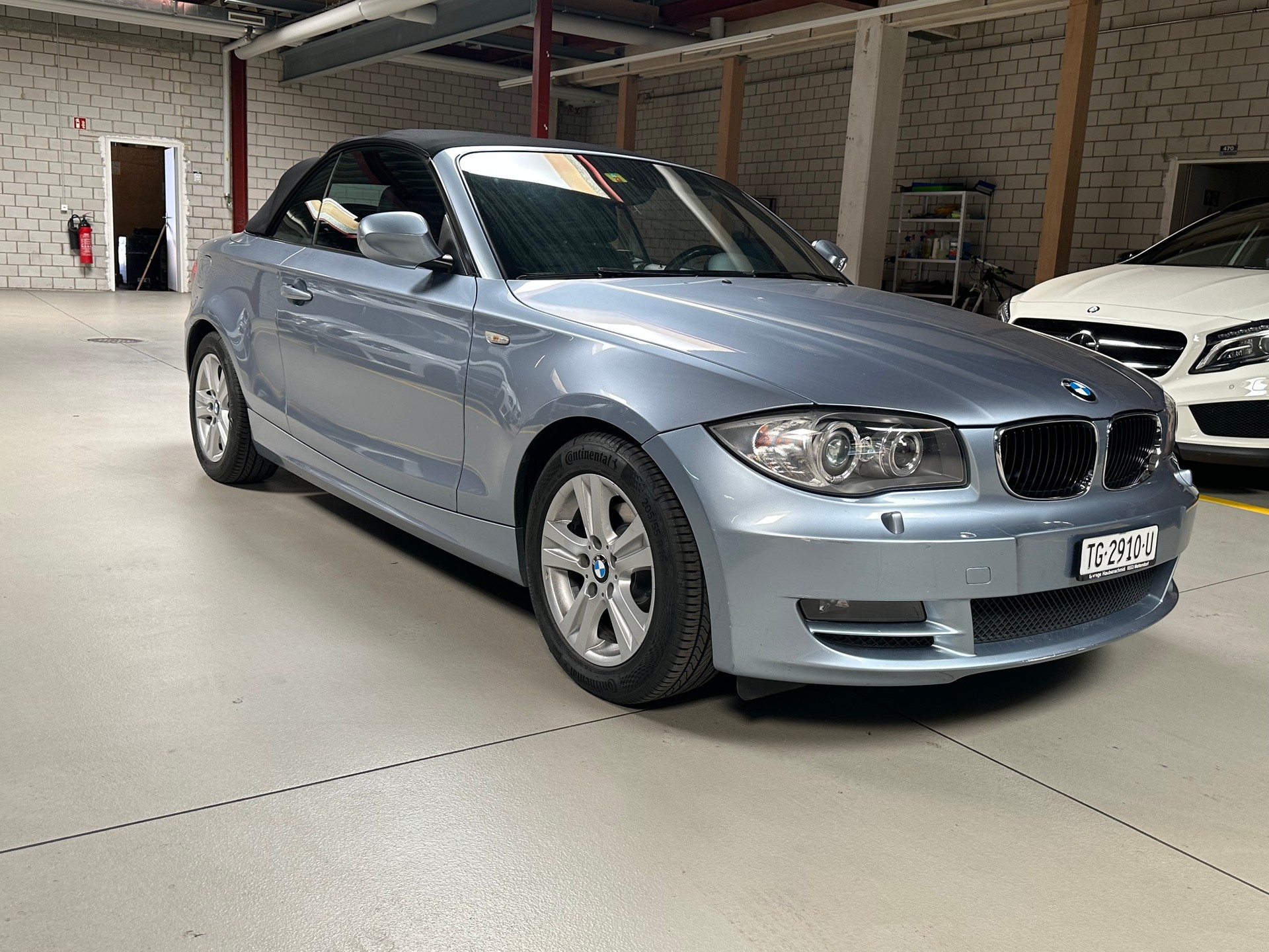 BMW 118i Cabrio-showroom-element-2