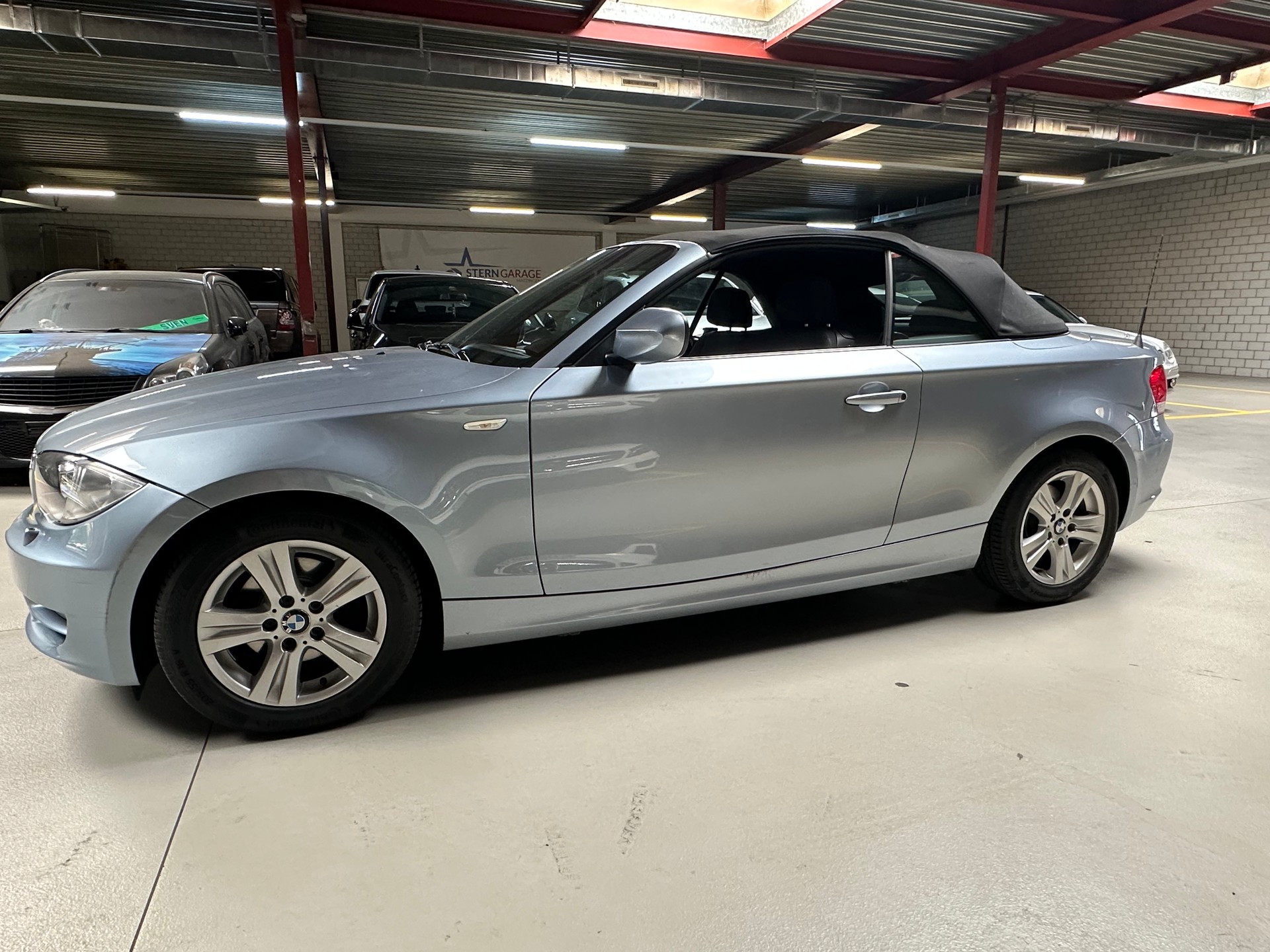 BMW 118i Cabrio-showroom-element-1