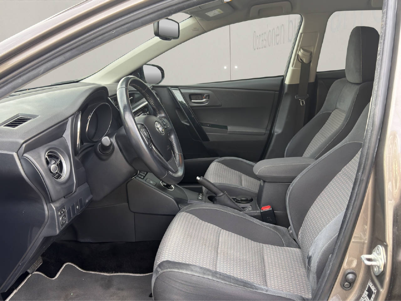 TOYOTA Auris Touring Sports 1.8 HSD T-showroom-element-3