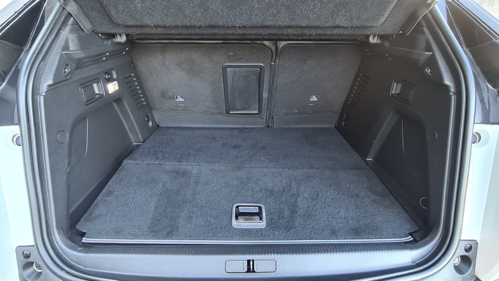 PEUGEOT 3008 300e Hybrid4 Allure Pack EAT8 ** Teil-Leder ** Gr-Navi ** RF-Kamera ** Tempomat ** Sitzheizung ** LTZ MFK 28.11.2025 **-image-10