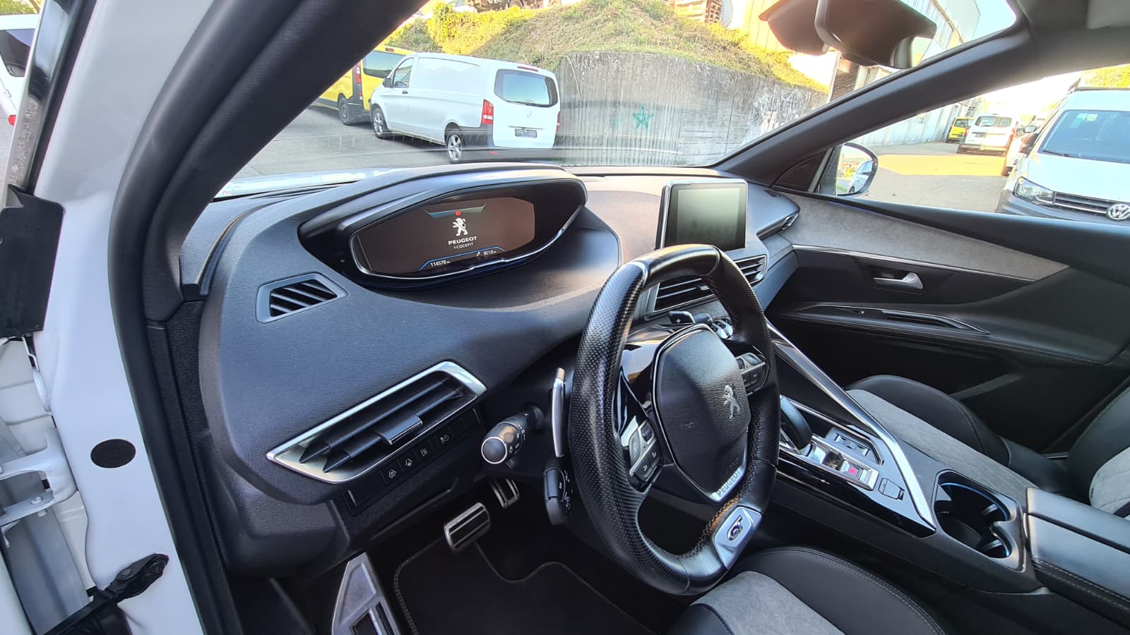 PEUGEOT 3008 300e Hybrid4 Allure Pack EAT8 ** Teil-Leder ** Gr-Navi ** RF-Kamera ** Tempomat ** Sitzheizung ** LTZ MFK 28.11.2025 **-image-16
