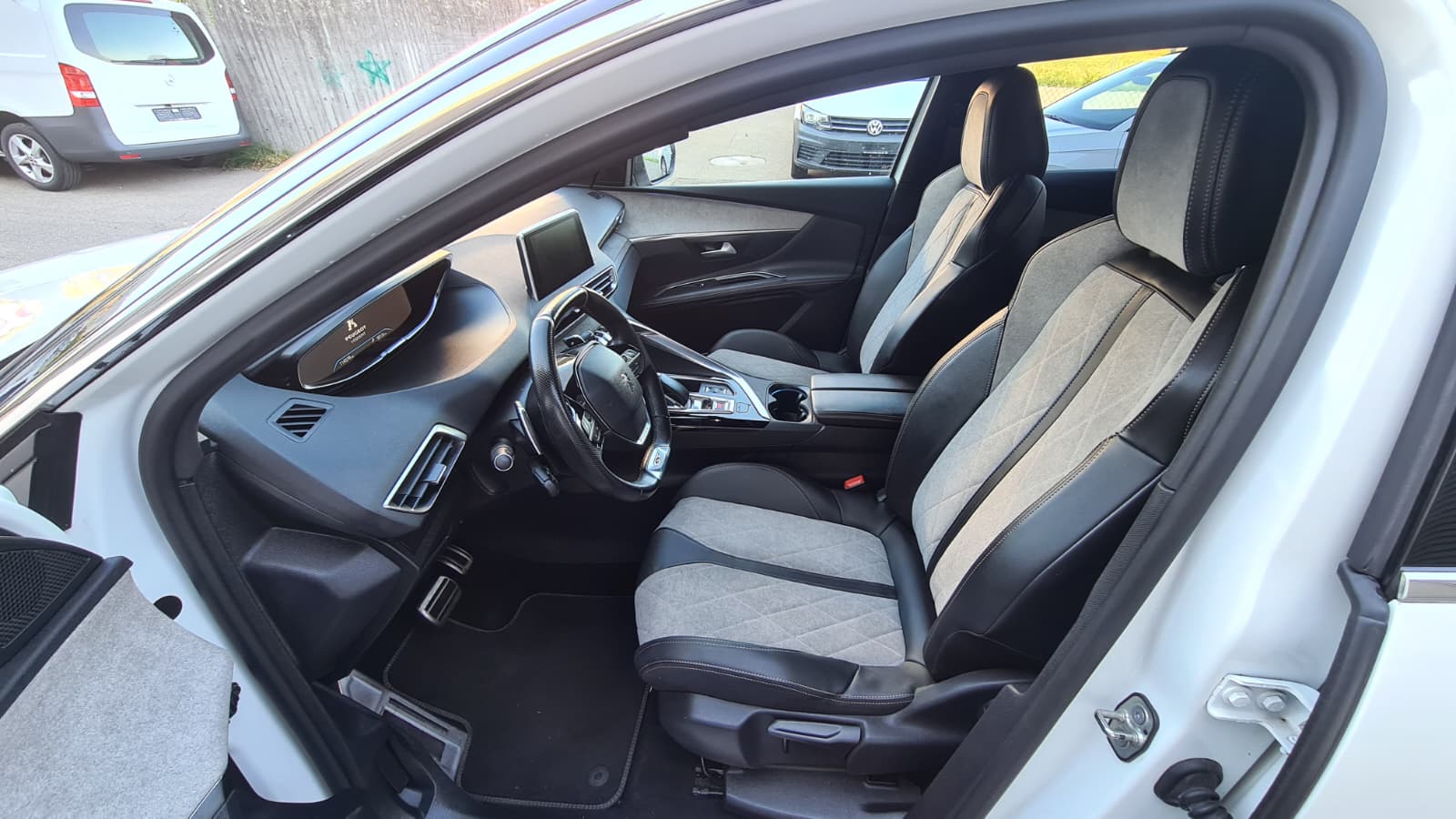 PEUGEOT 3008 300e Hybrid4 Allure Pack EAT8 ** Teil-Leder ** Gr-Navi ** RF-Kamera ** Tempomat ** Sitzheizung ** LTZ MFK 28.11.2025 **-image-17