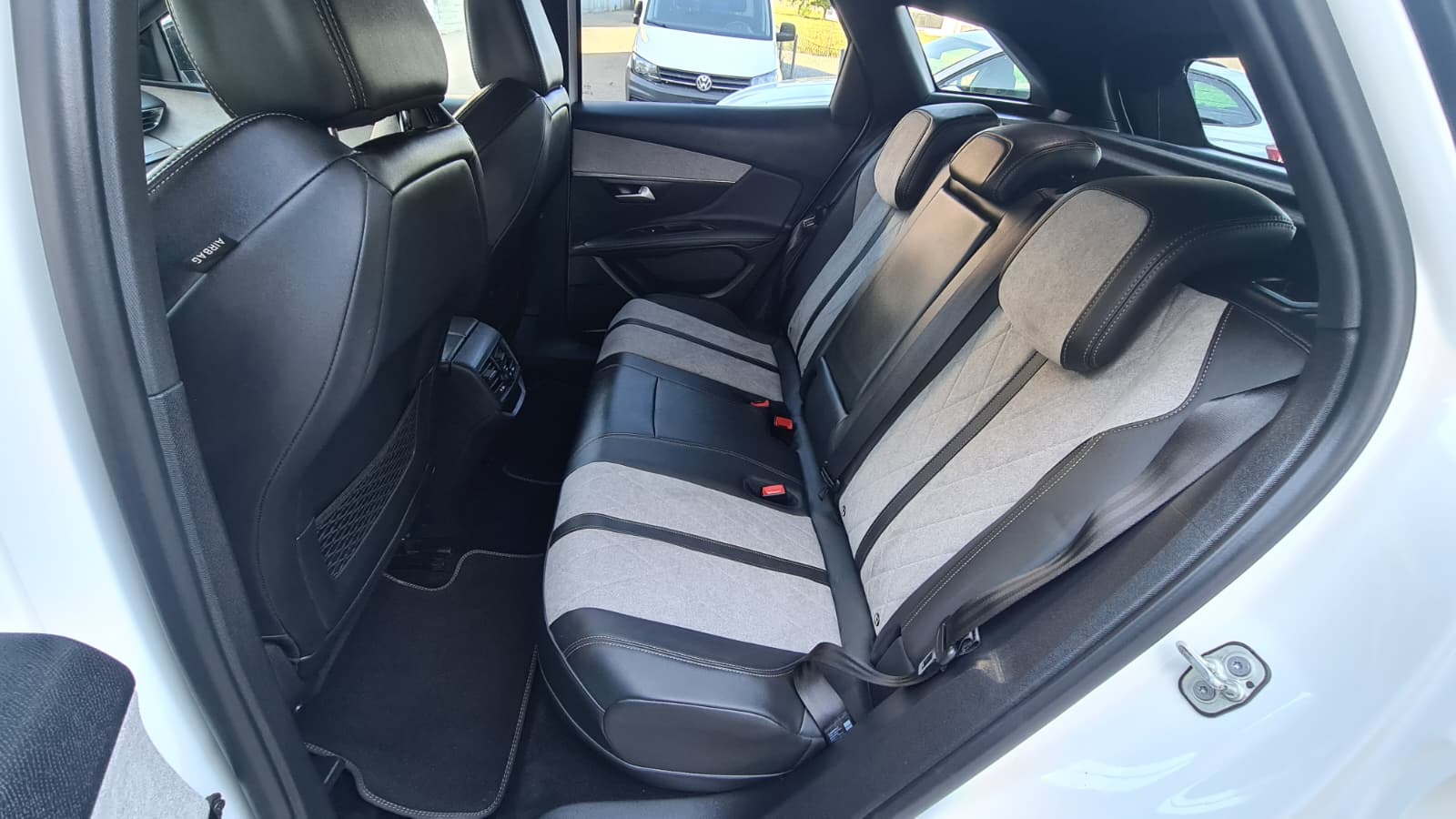 PEUGEOT 3008 300e Hybrid4 Allure Pack EAT8 ** Teil-Leder ** Gr-Navi ** RF-Kamera ** Tempomat ** Sitzheizung ** LTZ MFK 28.11.2025 **-image-18