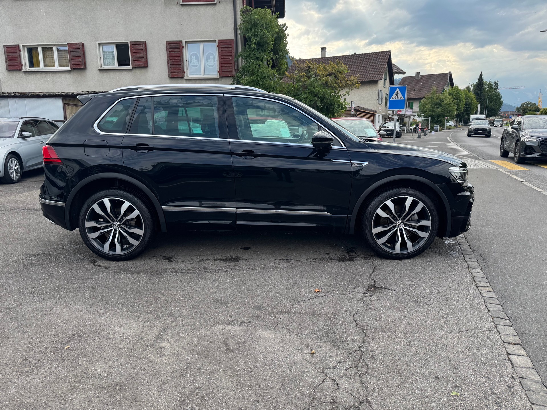 VW Tiguan 2.0 TDI SCR R-Line 4Motion DSG-image-4