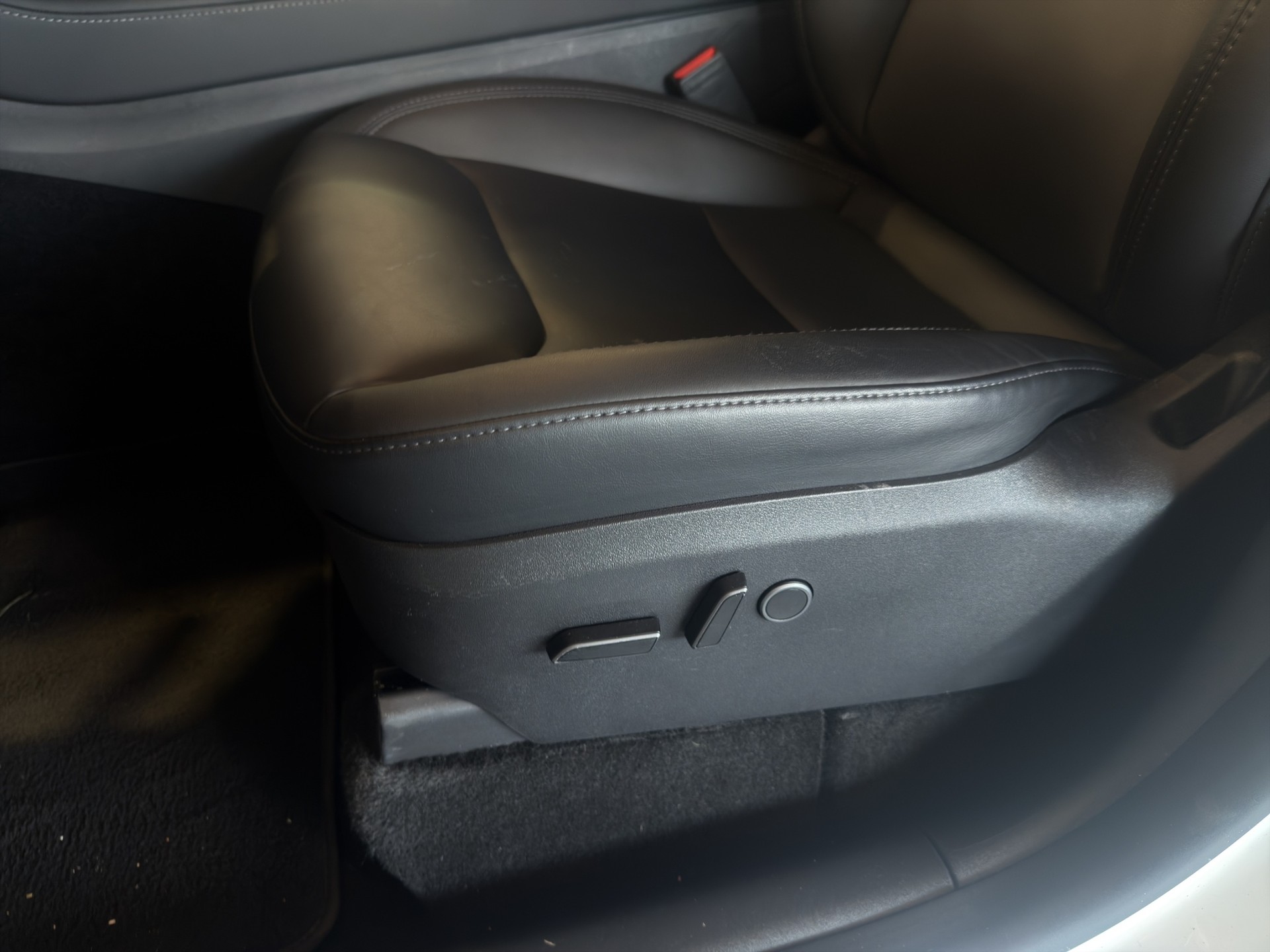 TESLA Model Y Performance D-image-28