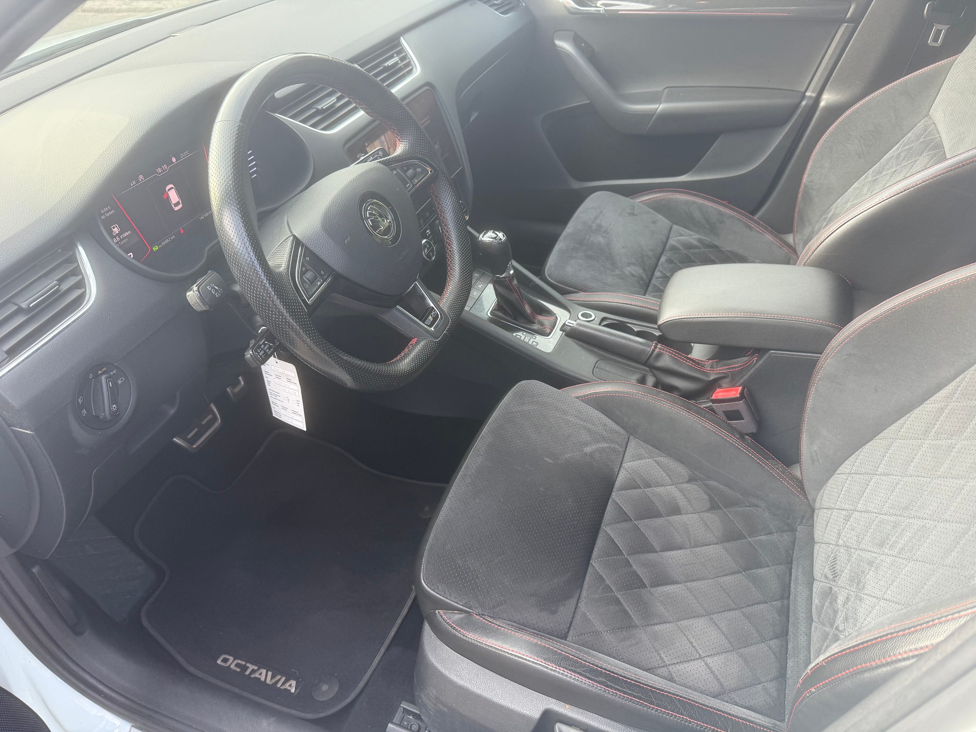 SKODA Octavia Combi 2.0 TSI RS DSG-image-9