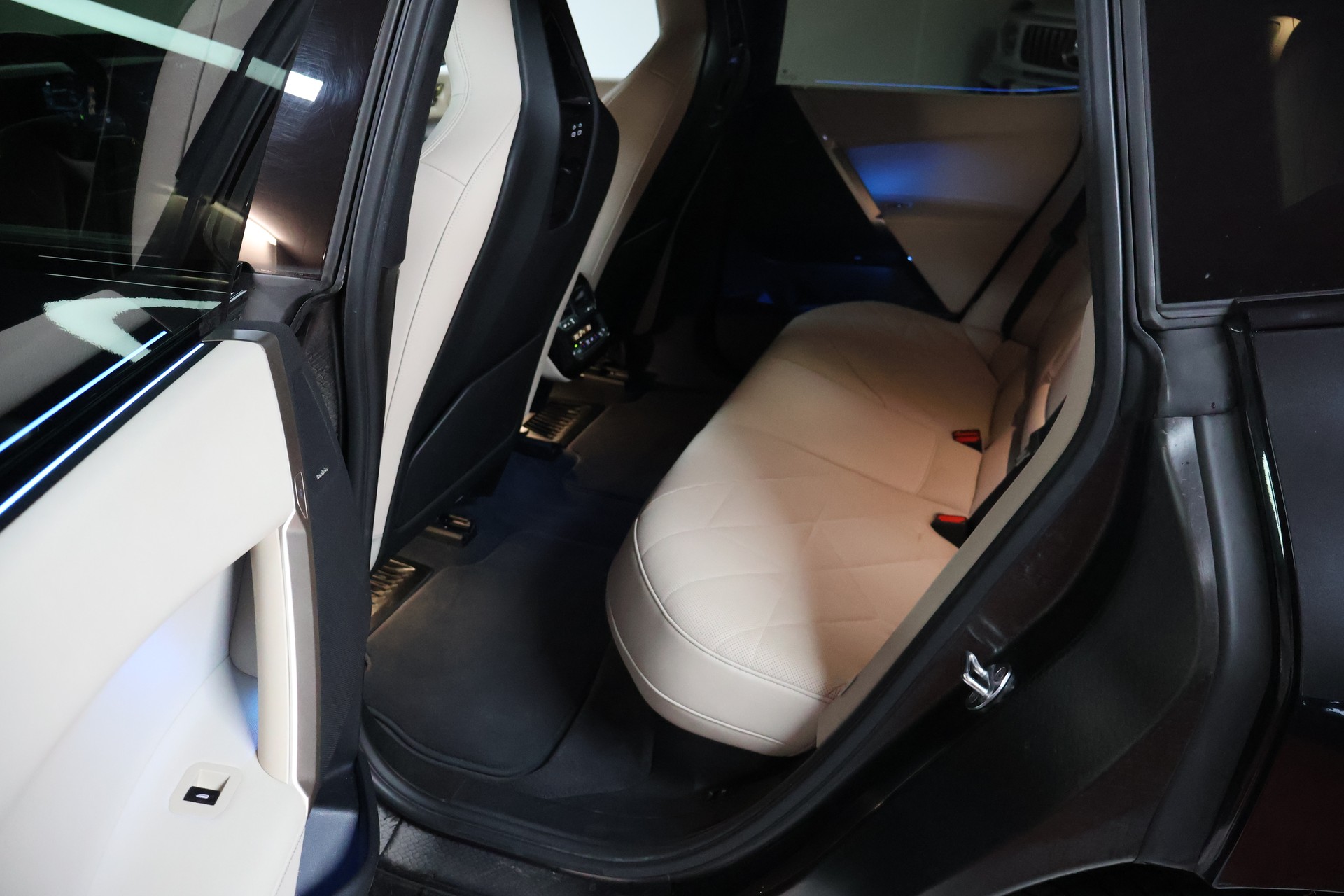 BMW iX xDrive50-image-17