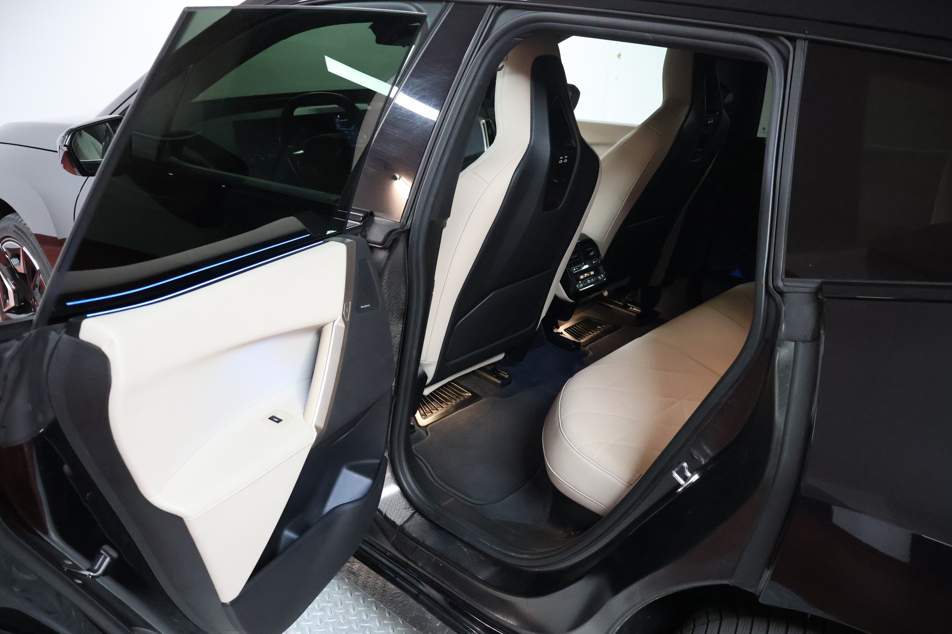 BMW iX xDrive50-image-16