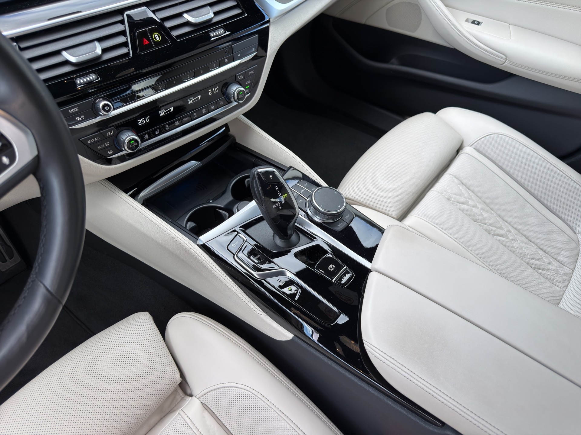 BMW 545e xDrive Pure M Sport Steptronic-image-13