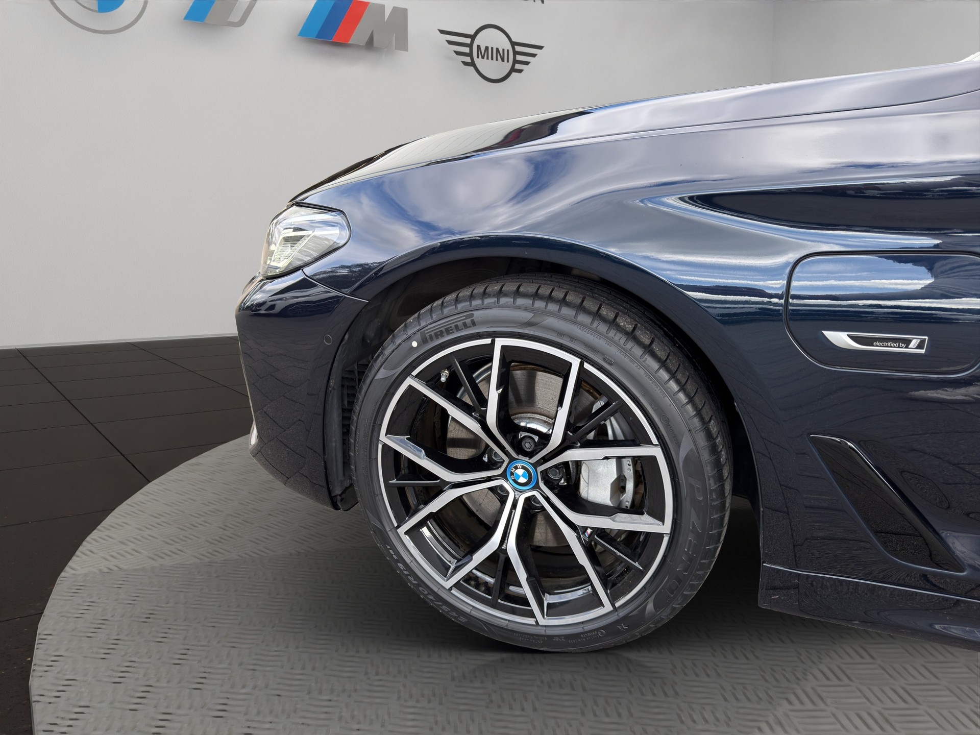 BMW 545e xDrive Pure M Sport Steptronic-image-8