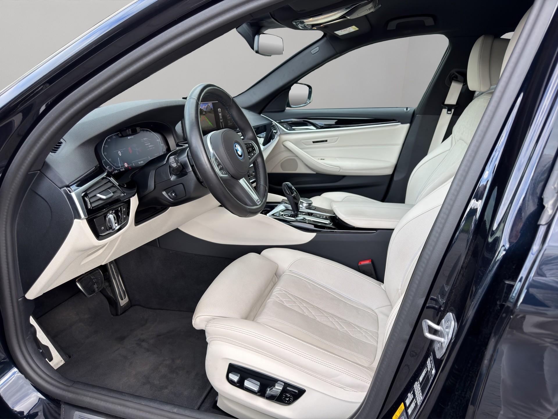 BMW 545e xDrive Pure M Sport Steptronic-image-15