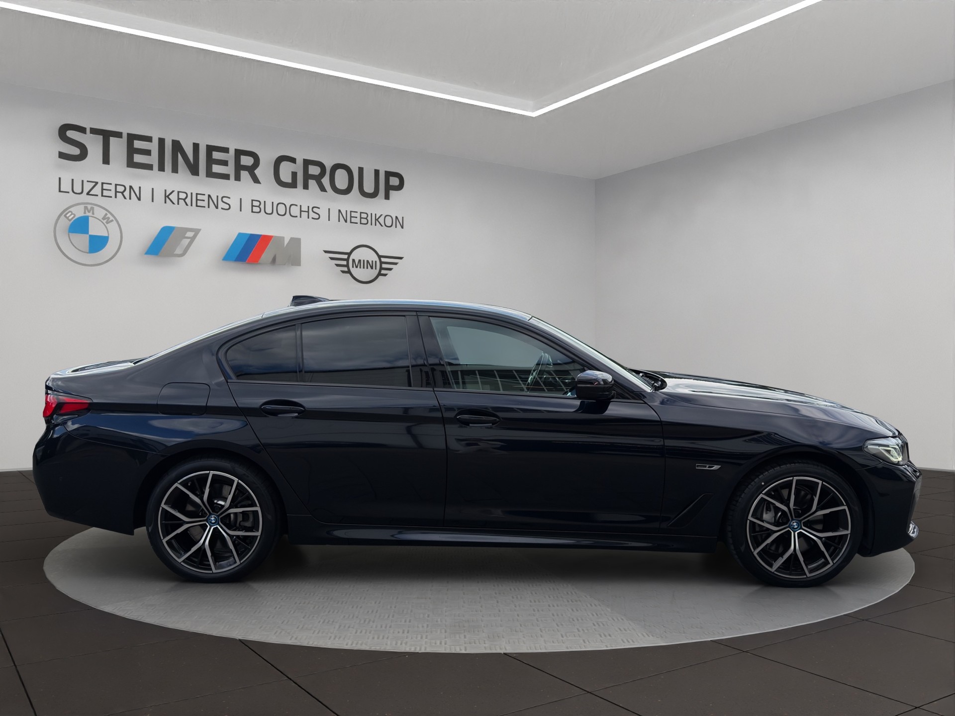 BMW 545e xDrive Pure M Sport Steptronic-showroom-element-3