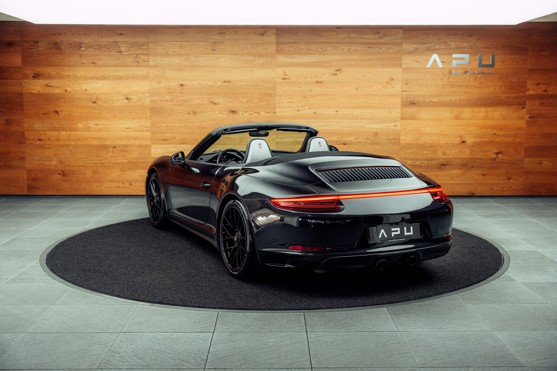 PORSCHE 911 Carrera 4 GTS Cabrio PDK-showroom-element-2
