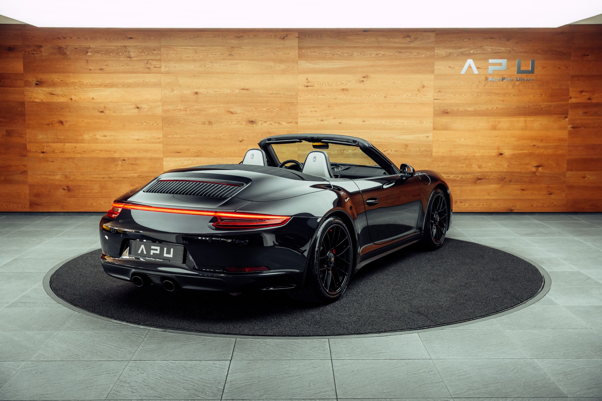 PORSCHE 911 Carrera 4 GTS Cabrio PDK-showroom-element-1
