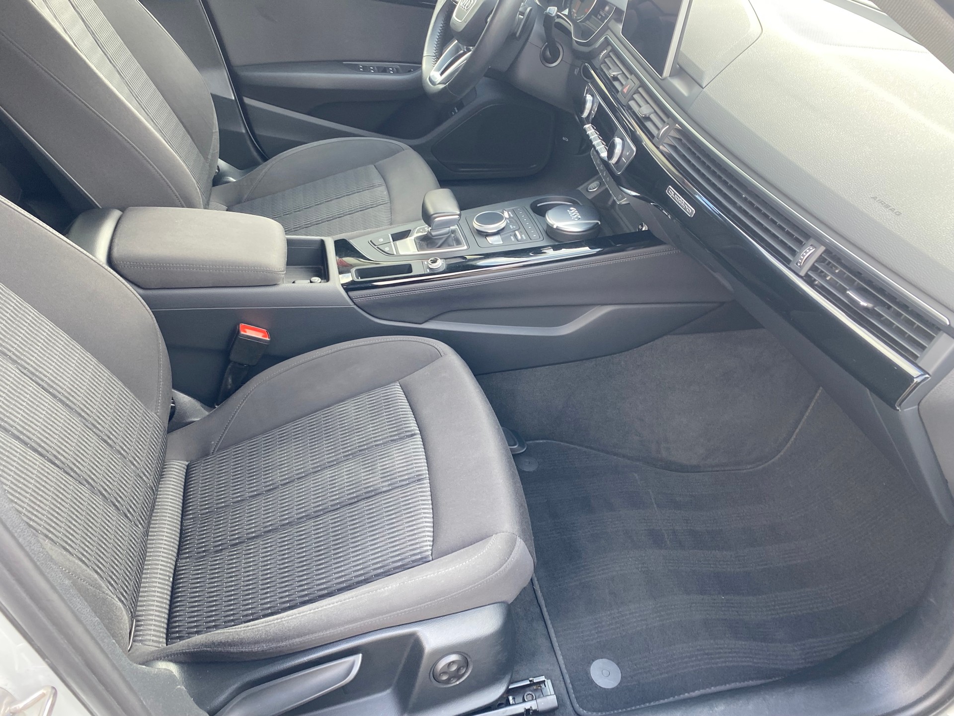 AUDI A4 Avant 40 TDI quattro S-tronic-image-8
