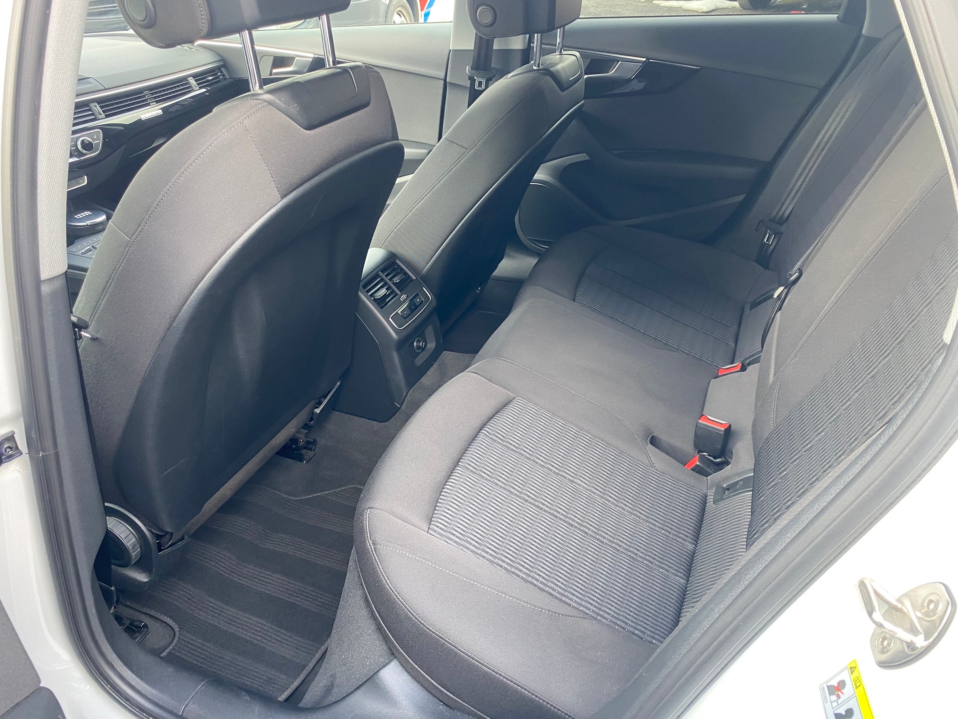 AUDI A4 Avant 40 TDI quattro S-tronic-image-10