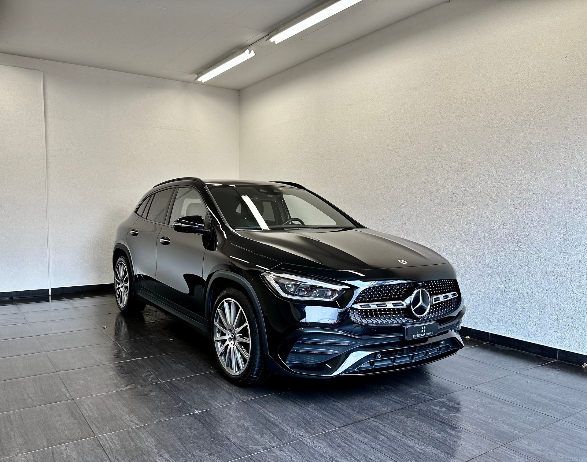 MERCEDES-BENZ GLA 220d 4Matic AMG Line 8G-DCT-showroom-element-1