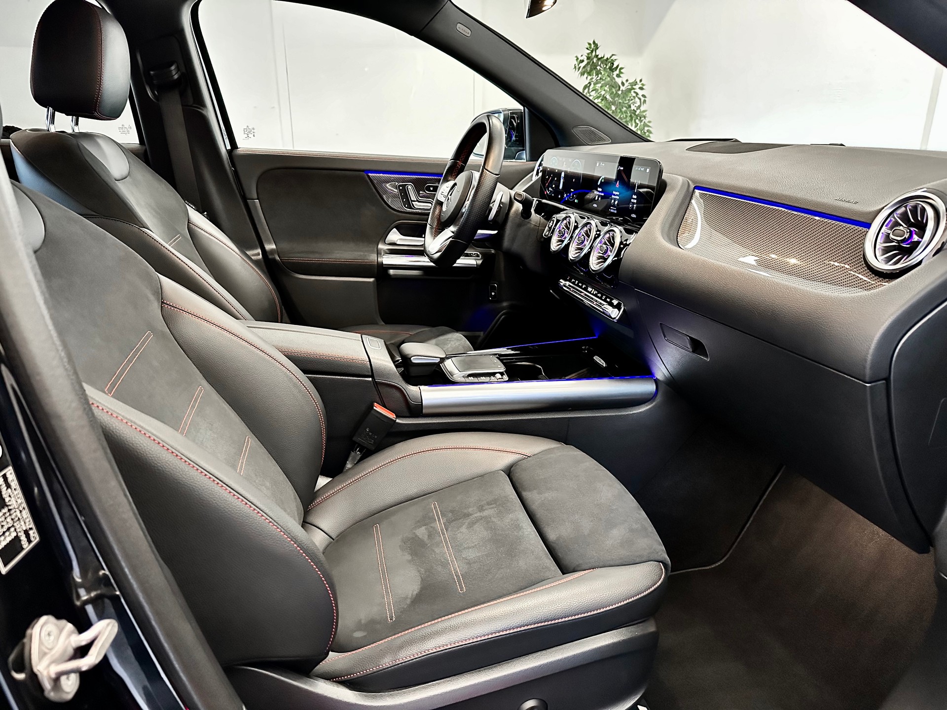 MERCEDES-BENZ GLA 220d 4Matic AMG Line 8G-DCT-image-18